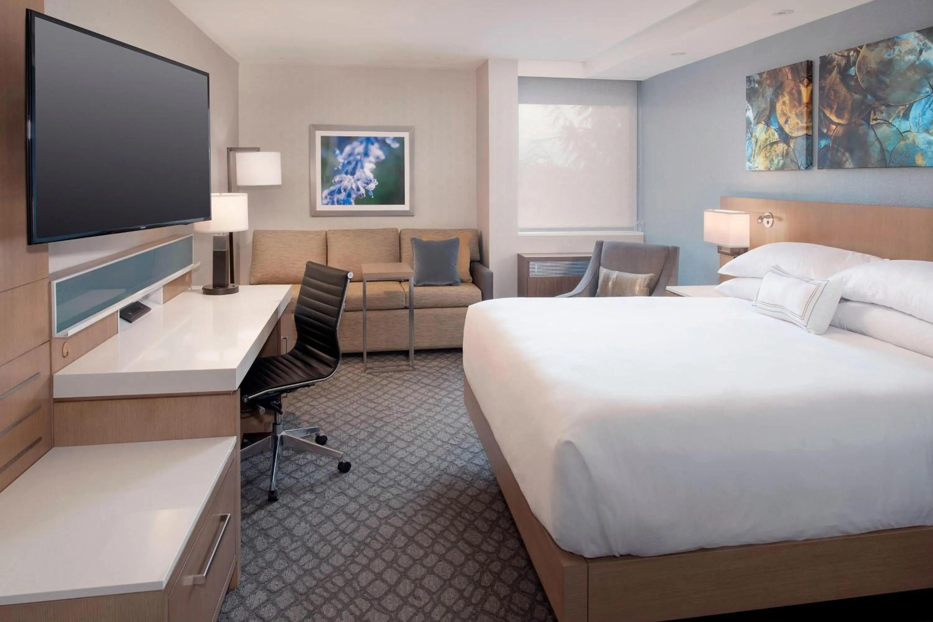 Photo of the whole room, Bed in Delta Hotels by Marriott Seattle Everett