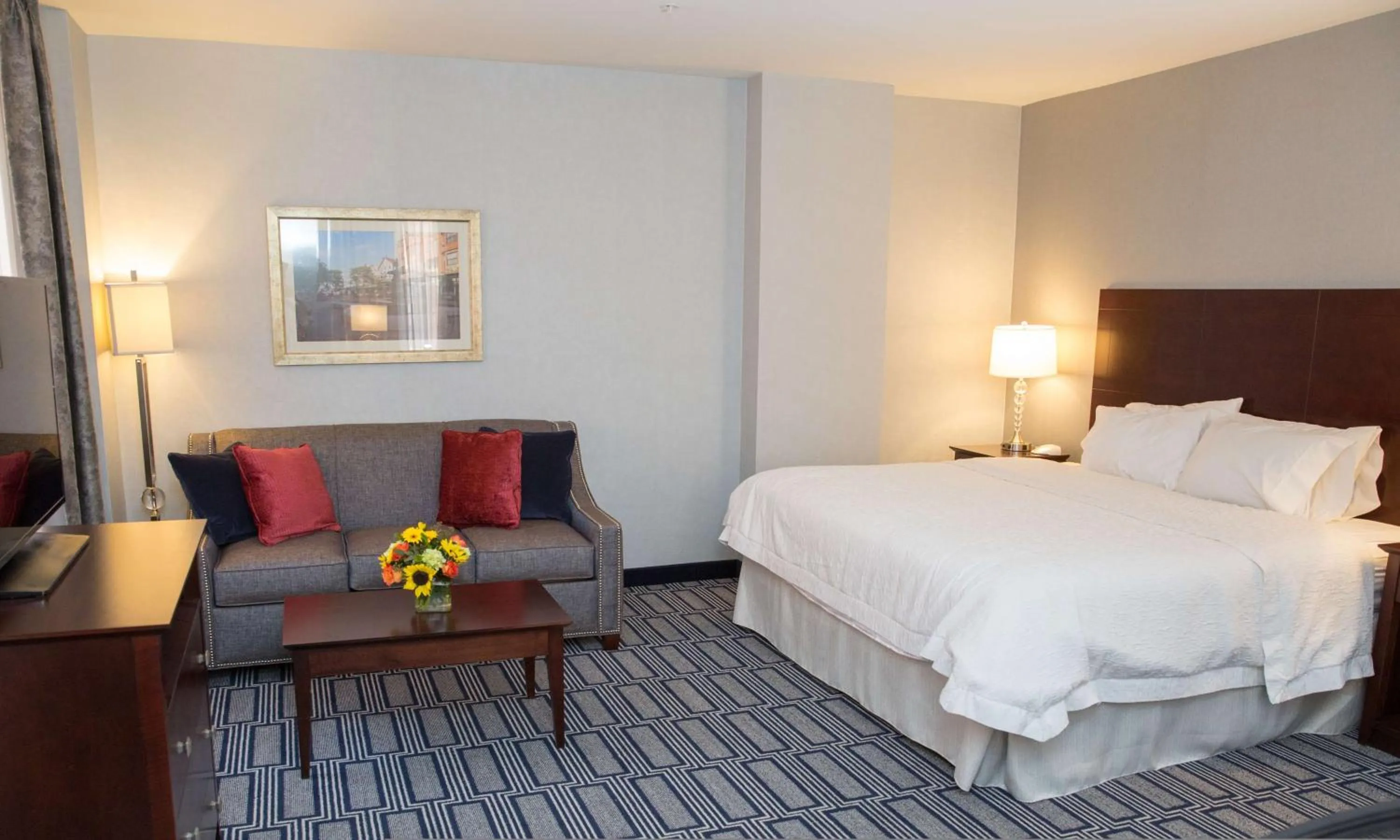 Living room, Bed in Hampton Inn & Suites Providence Downtown