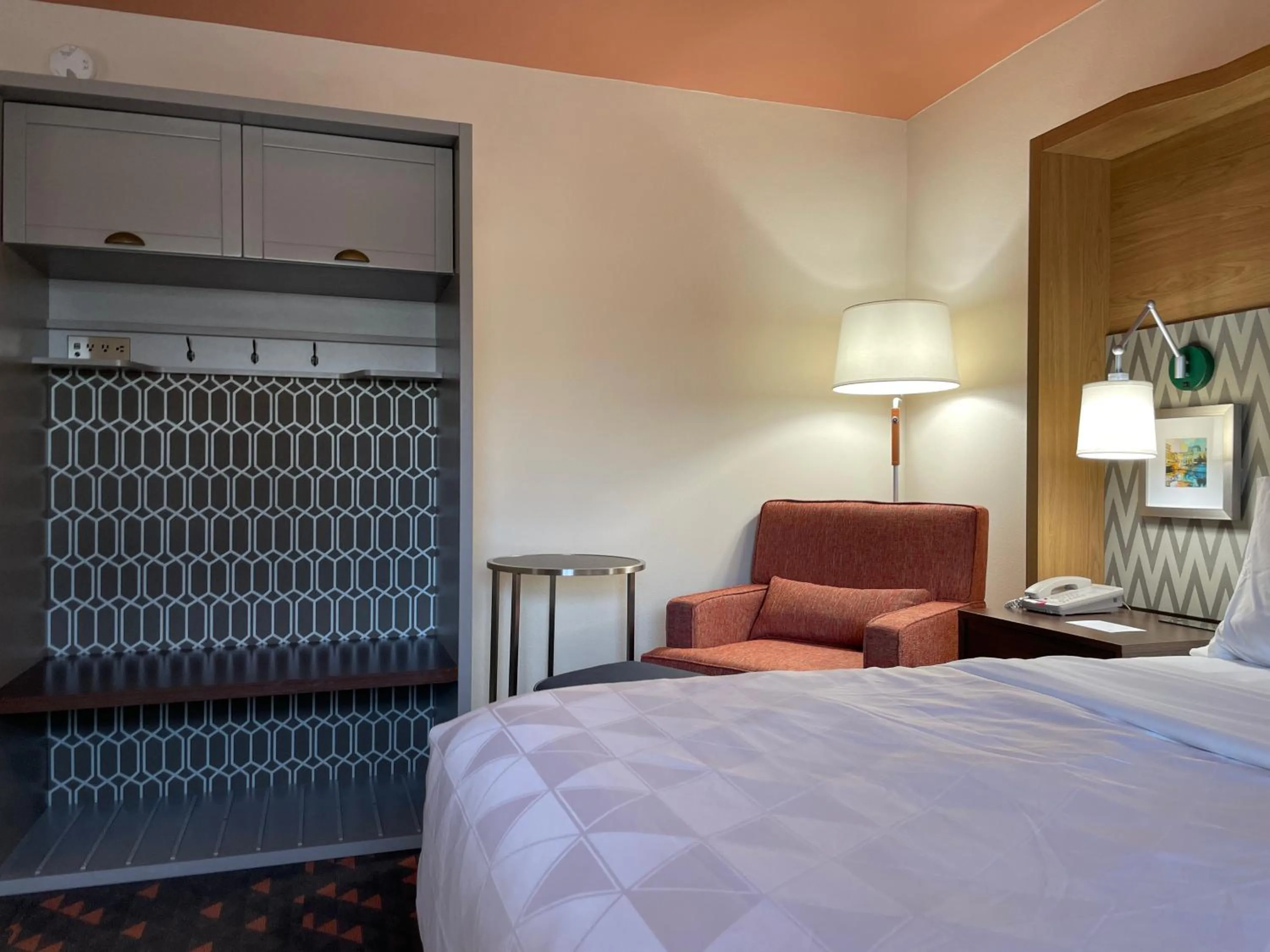 Living room, Bed in Holiday Inn Bangor by IHG