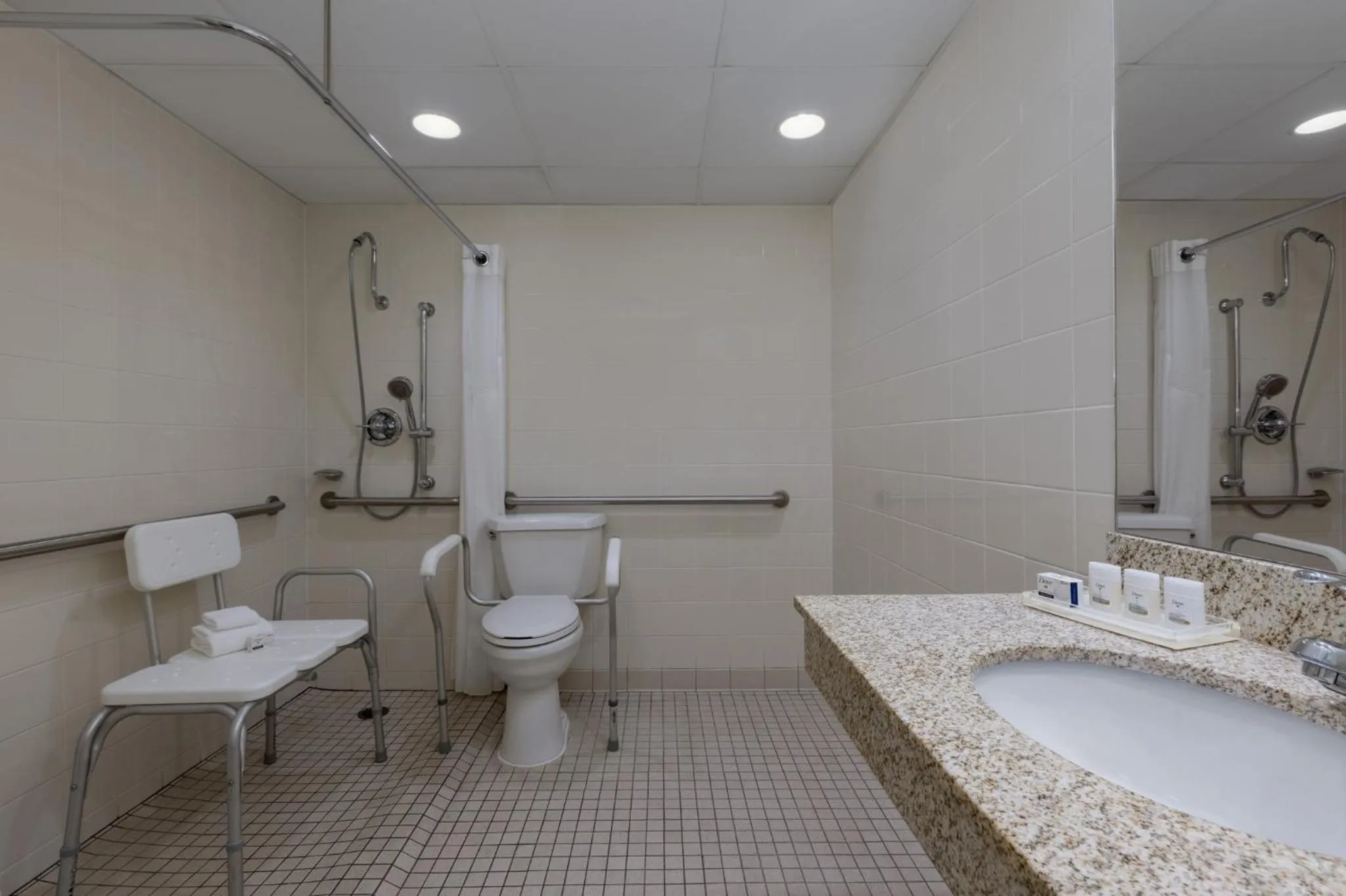 Photo of the whole room in Holiday Inn Des Moines-Airport Conf Center by IHG