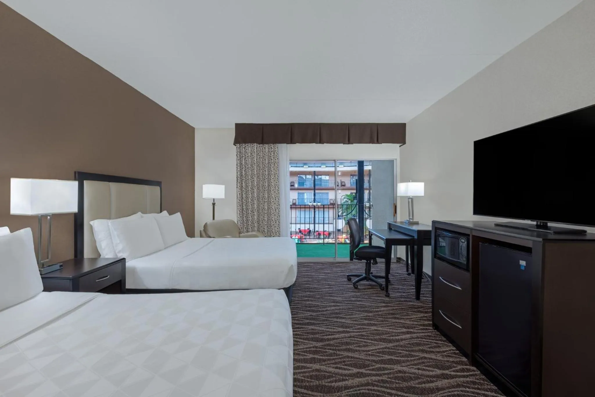 Photo of the whole room, Bed in Holiday Inn Des Moines-Airport Conf Center by IHG