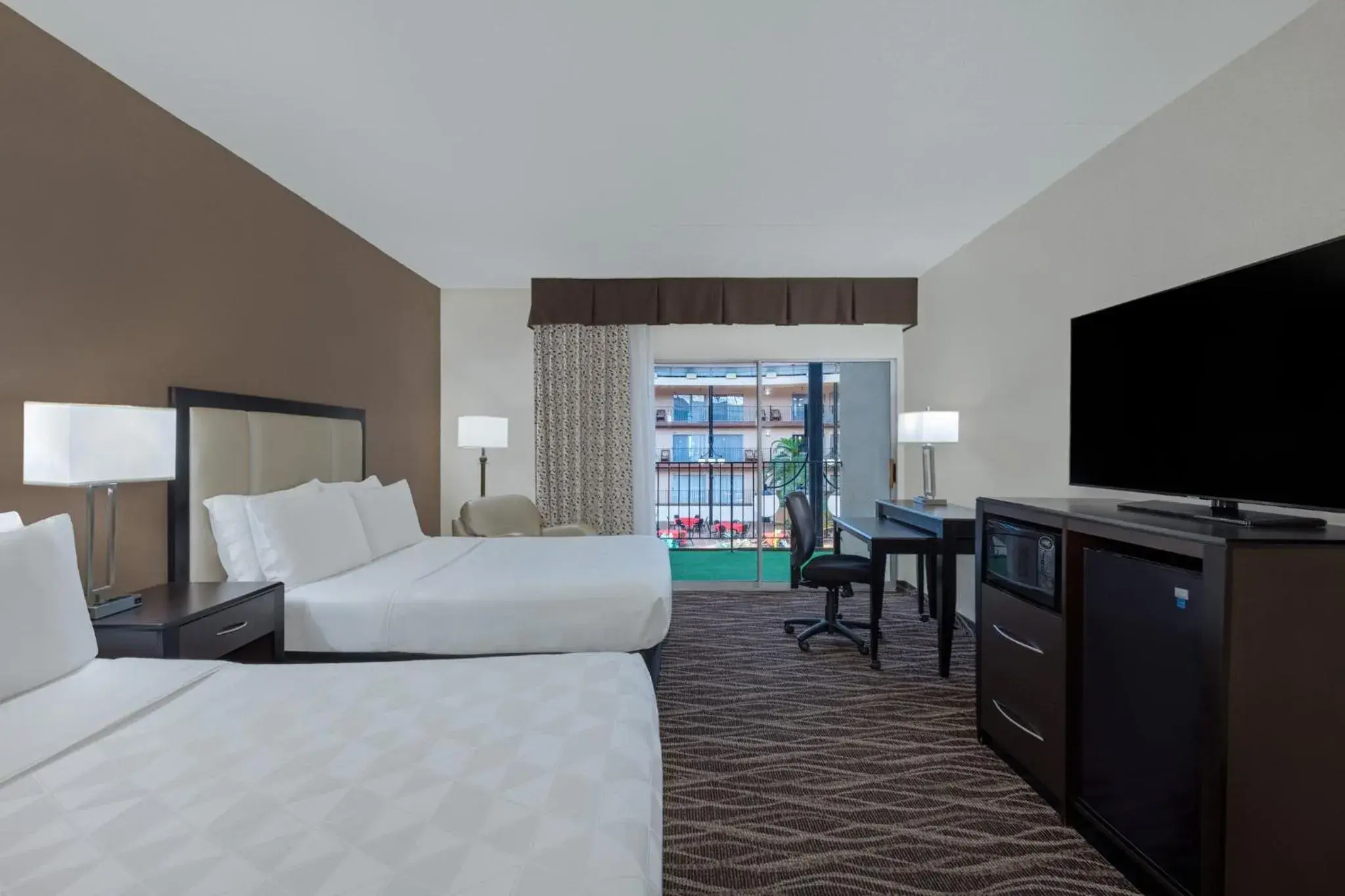Standard Queen Room with Two Queen Beds and Courtyard View in Holiday Inn Des Moines-Airport Conf Center by IHG Standard Queen Room with Two Queen Beds and Courtyard View in Holiday Inn Des Moines-Airport Conf Center by IHG