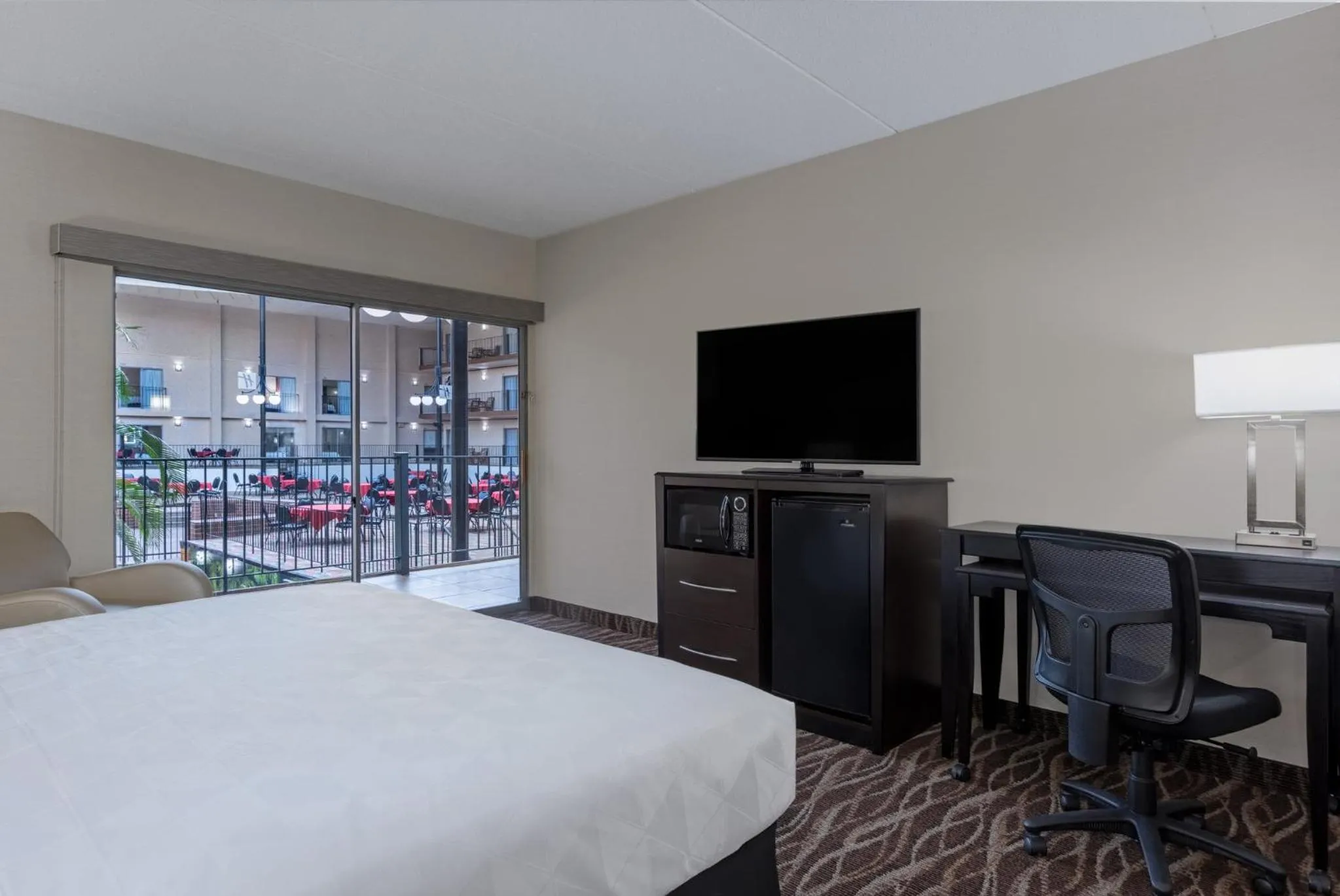 Photo of the whole room, Bed in Holiday Inn Des Moines-Airport Conf Center by IHG