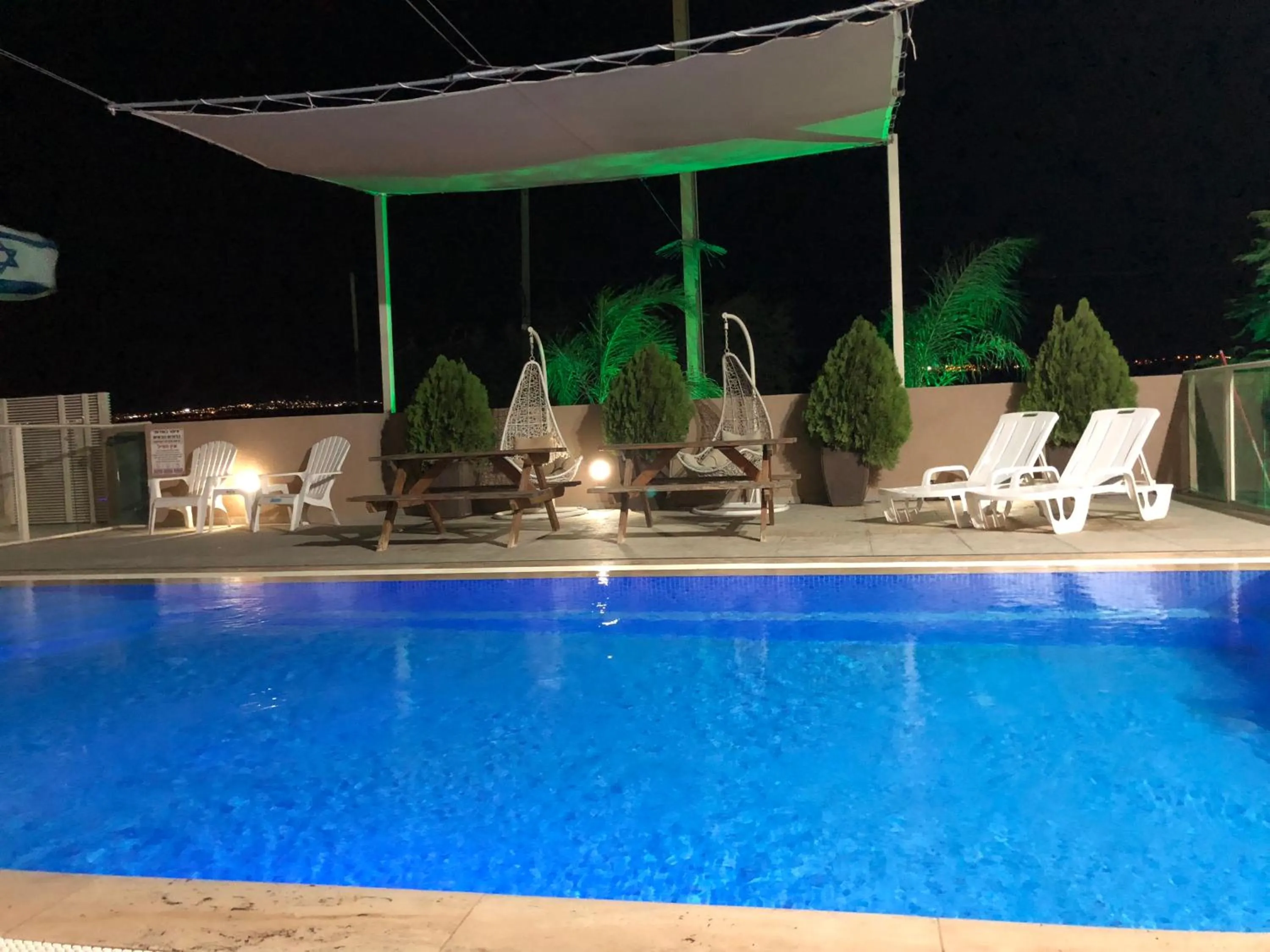 Swimming pool in Zimmer BaSadot