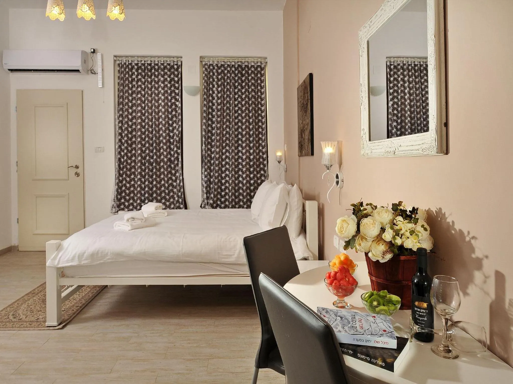 Bed in Zimmer BaSadot