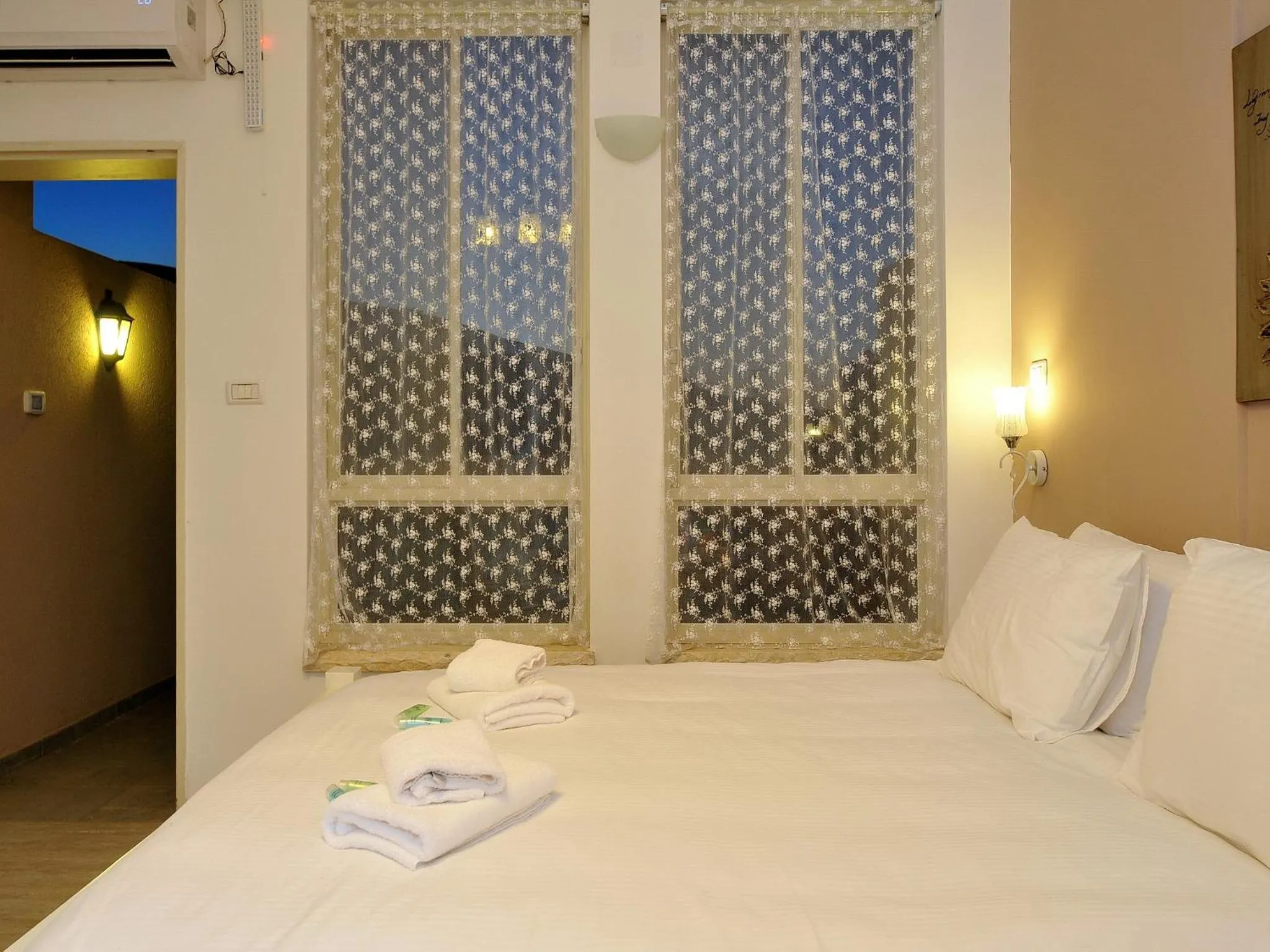 Bed in Zimmer BaSadot