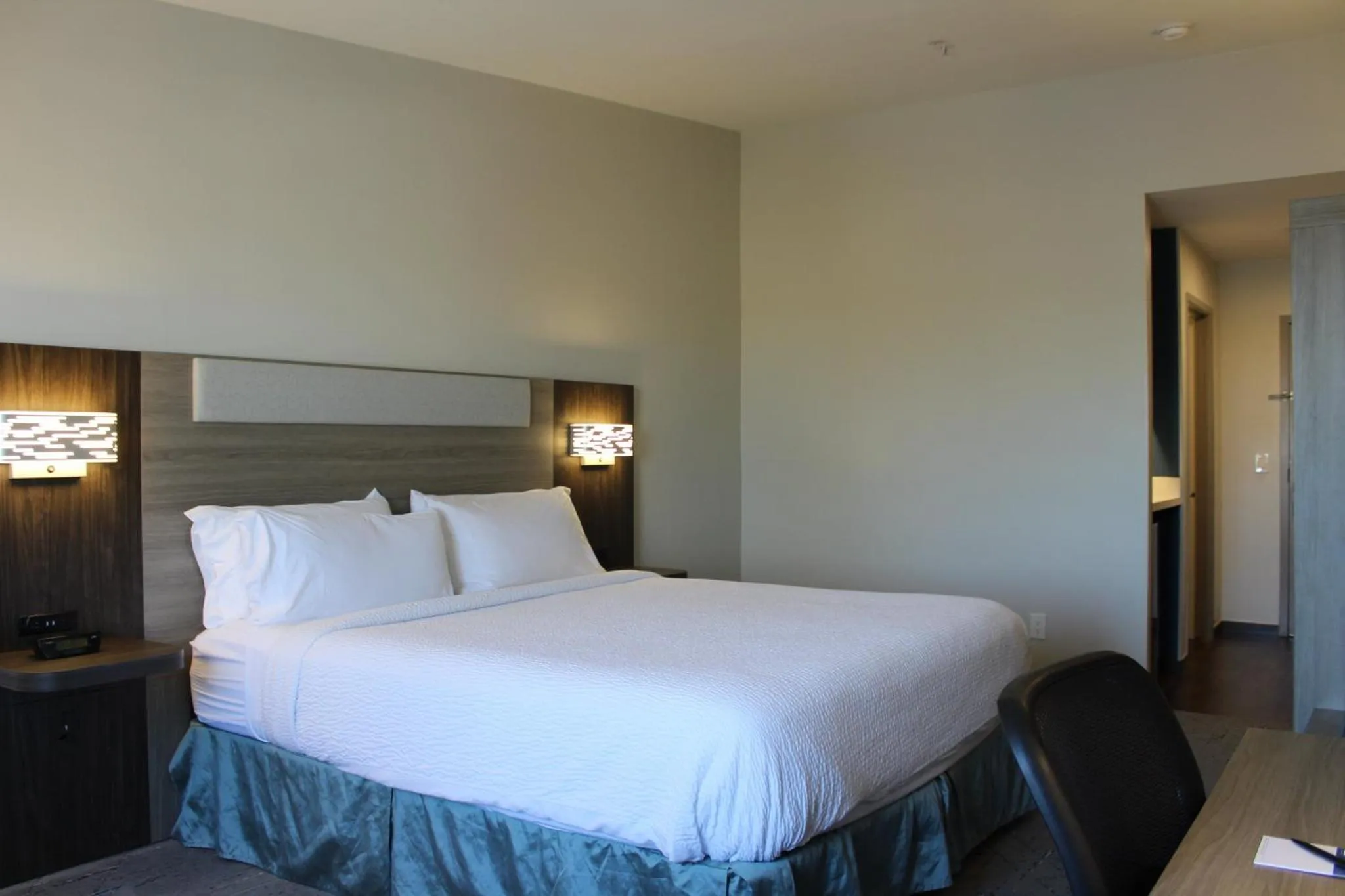 Photo of the whole room, Bed in Holiday Inn Express Bakersfield by IHG