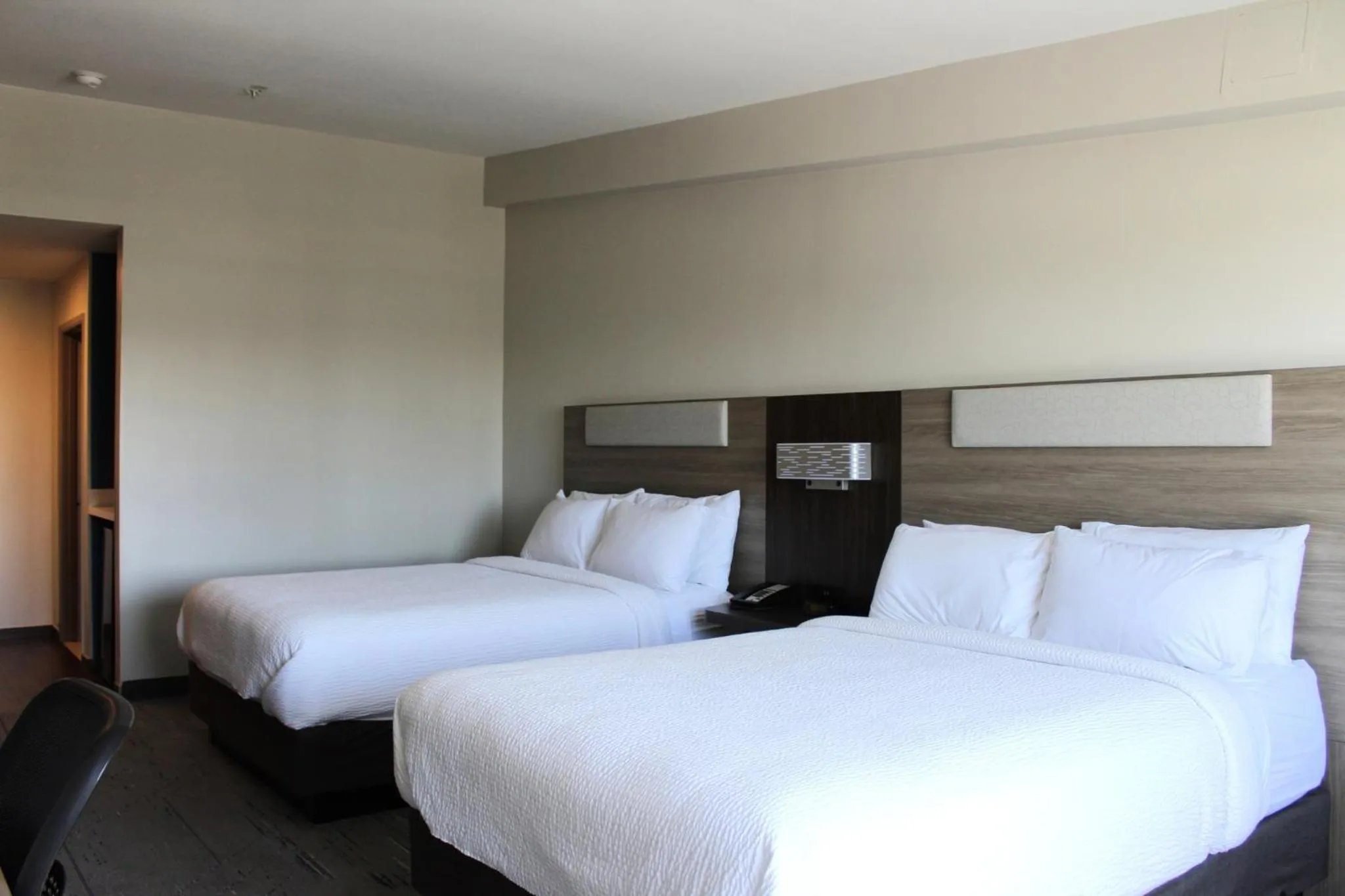 Photo of the whole room, Bed in Holiday Inn Express Bakersfield by IHG
