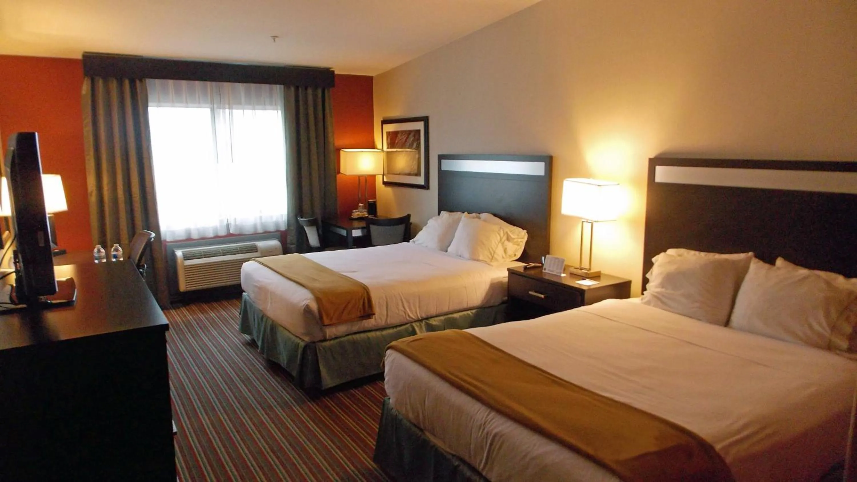 Standard Queen Room with Two Queen Beds - Communications and Mobility Accessible in Holiday Inn Express Bakersfield by IHG