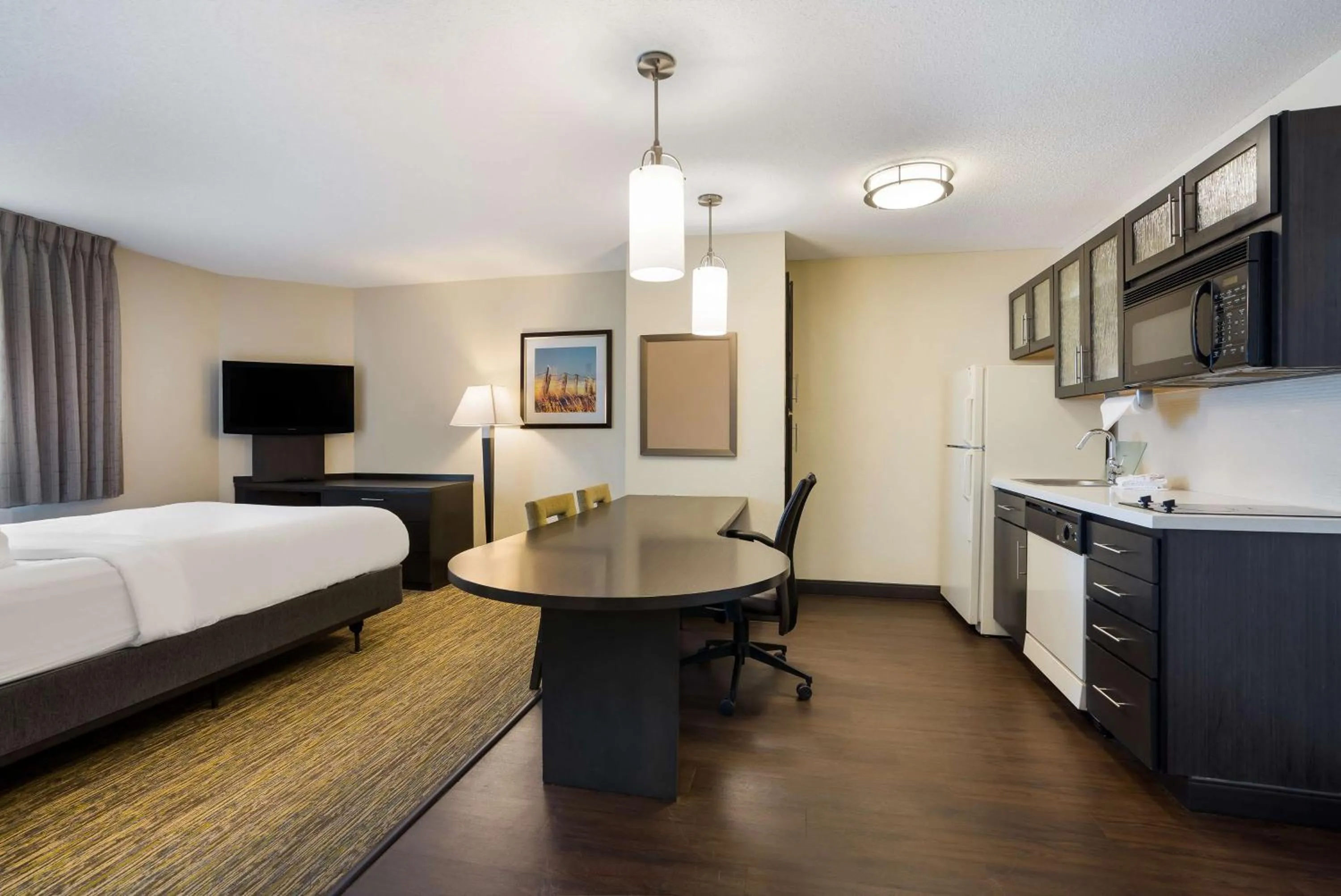 Kitchen or kitchenette, Bed in Sonesta Simply Suites Des Moines