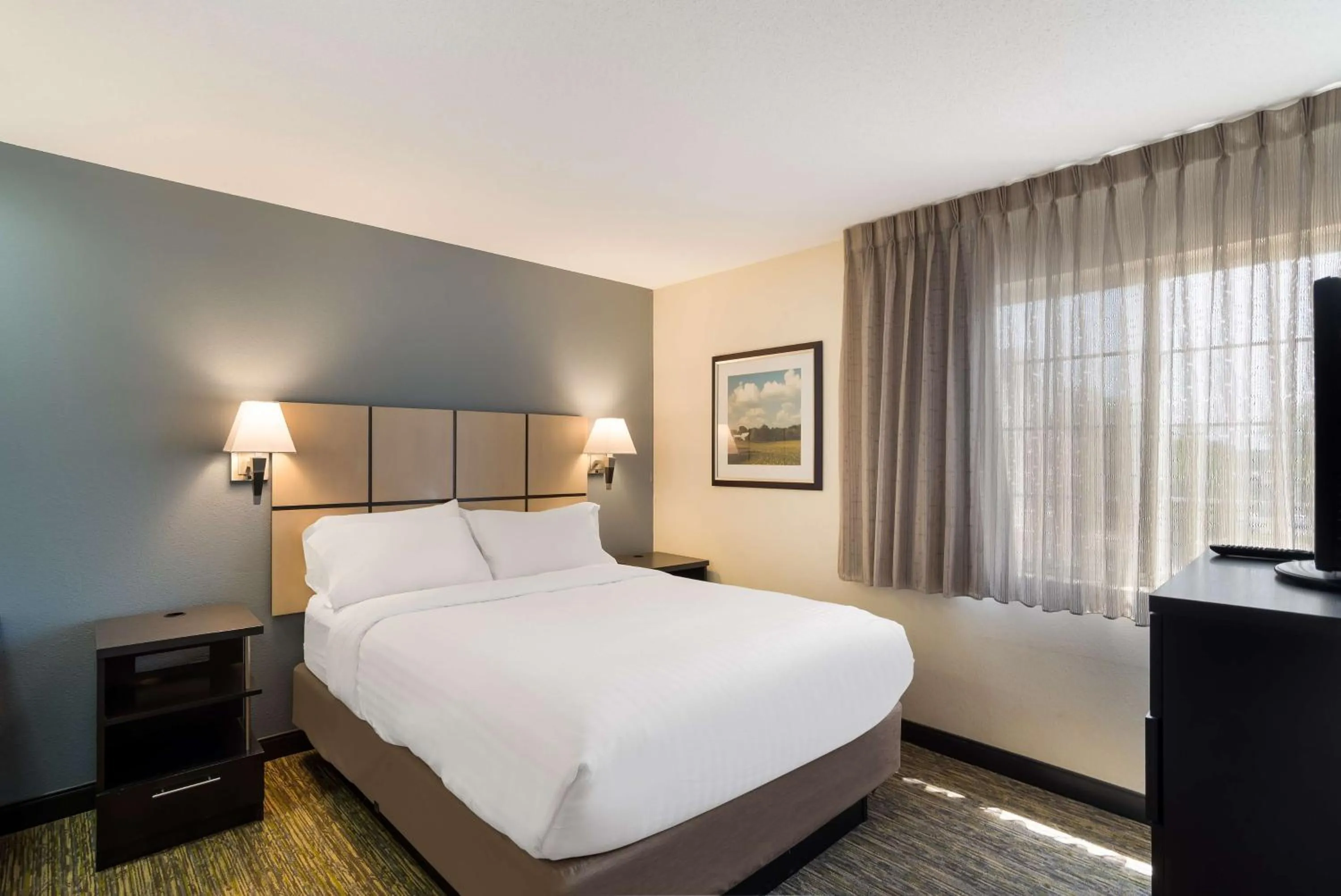 Photo of the whole room, Bed in Sonesta Simply Suites Des Moines