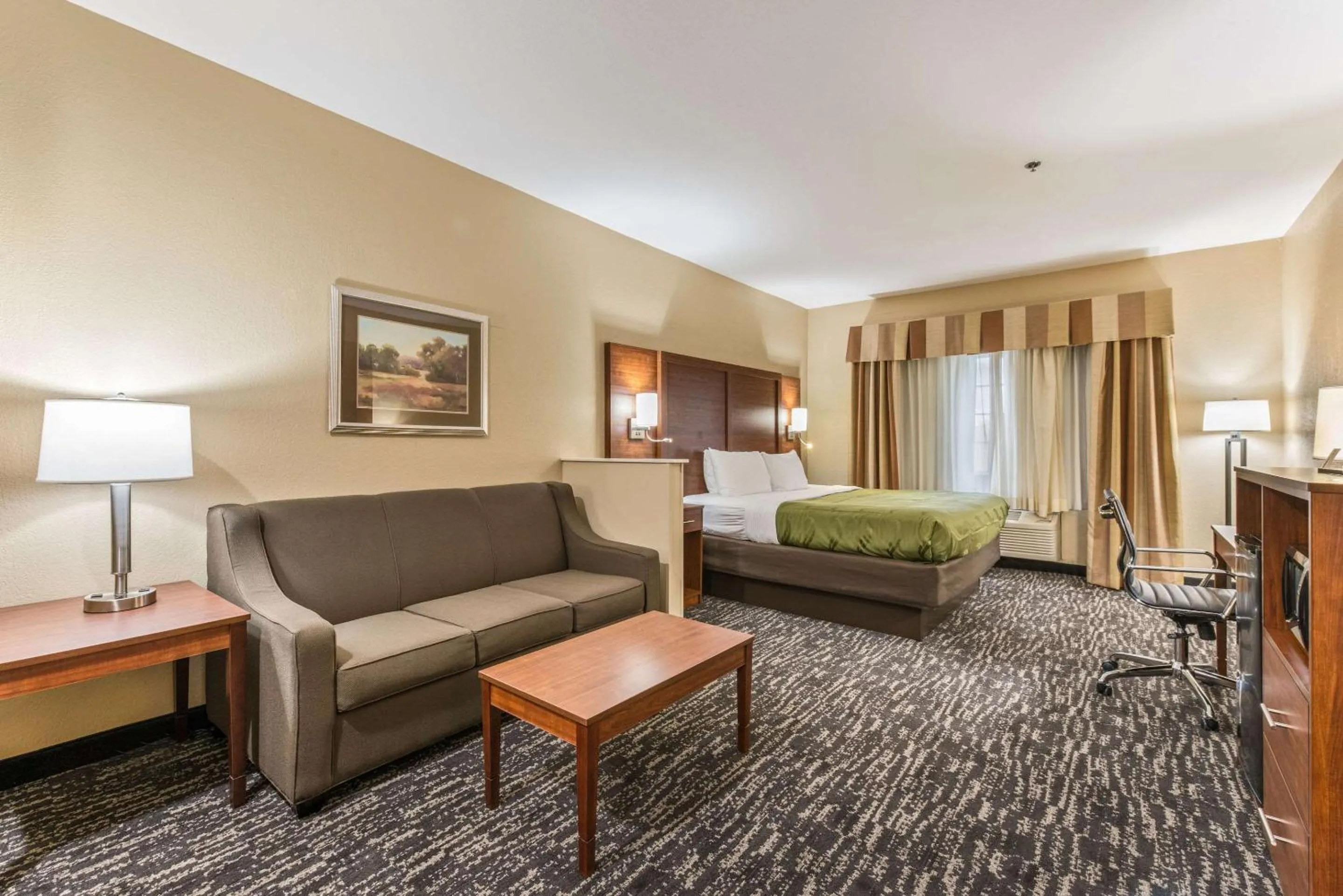 Photo of the whole room, Bed in Quality Inn & Suites Hendersonville - Flat Rock