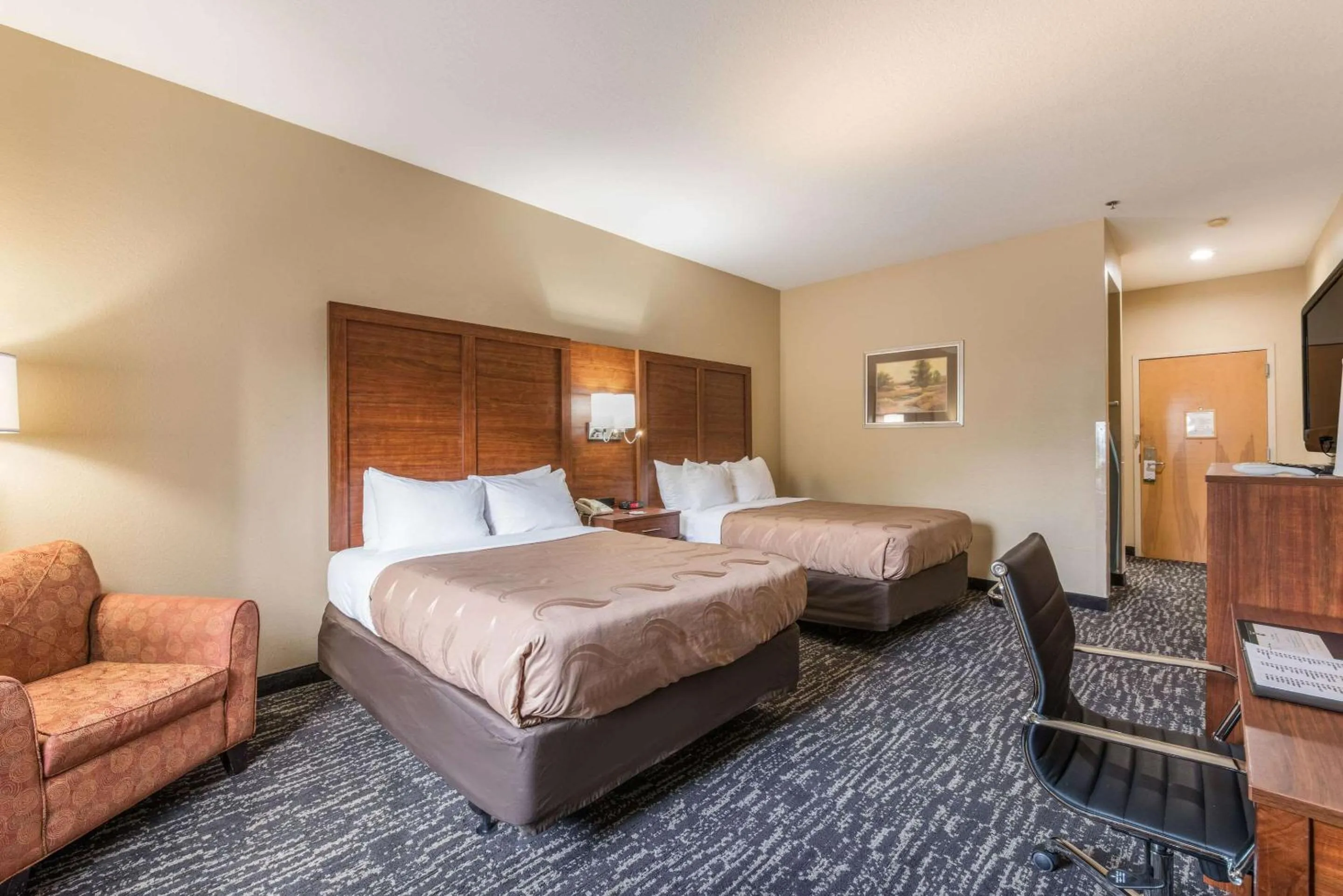 Photo of the whole room, Bed in Quality Inn & Suites Hendersonville - Flat Rock