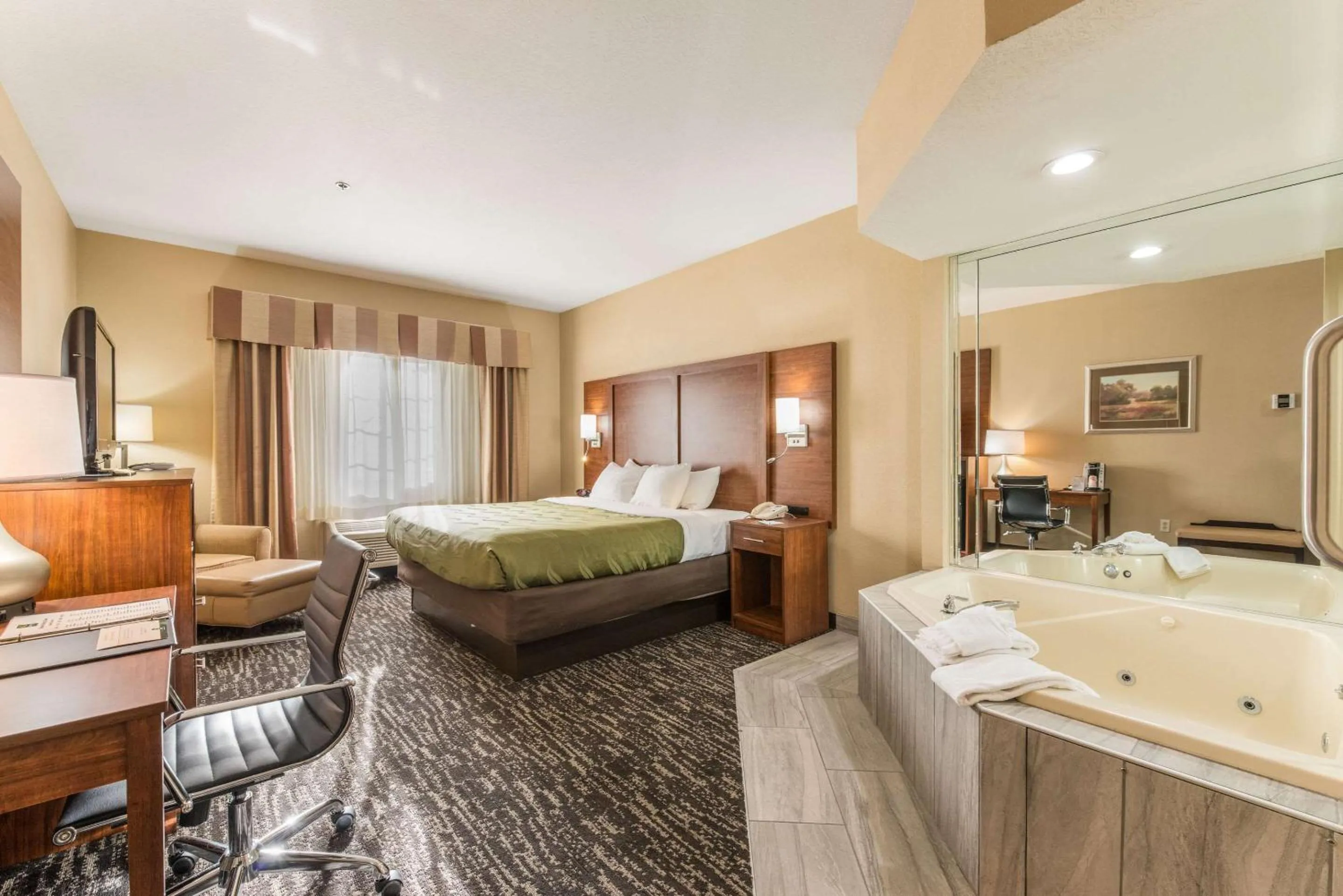 Photo of the whole room, Bed in Quality Inn & Suites Hendersonville - Flat Rock