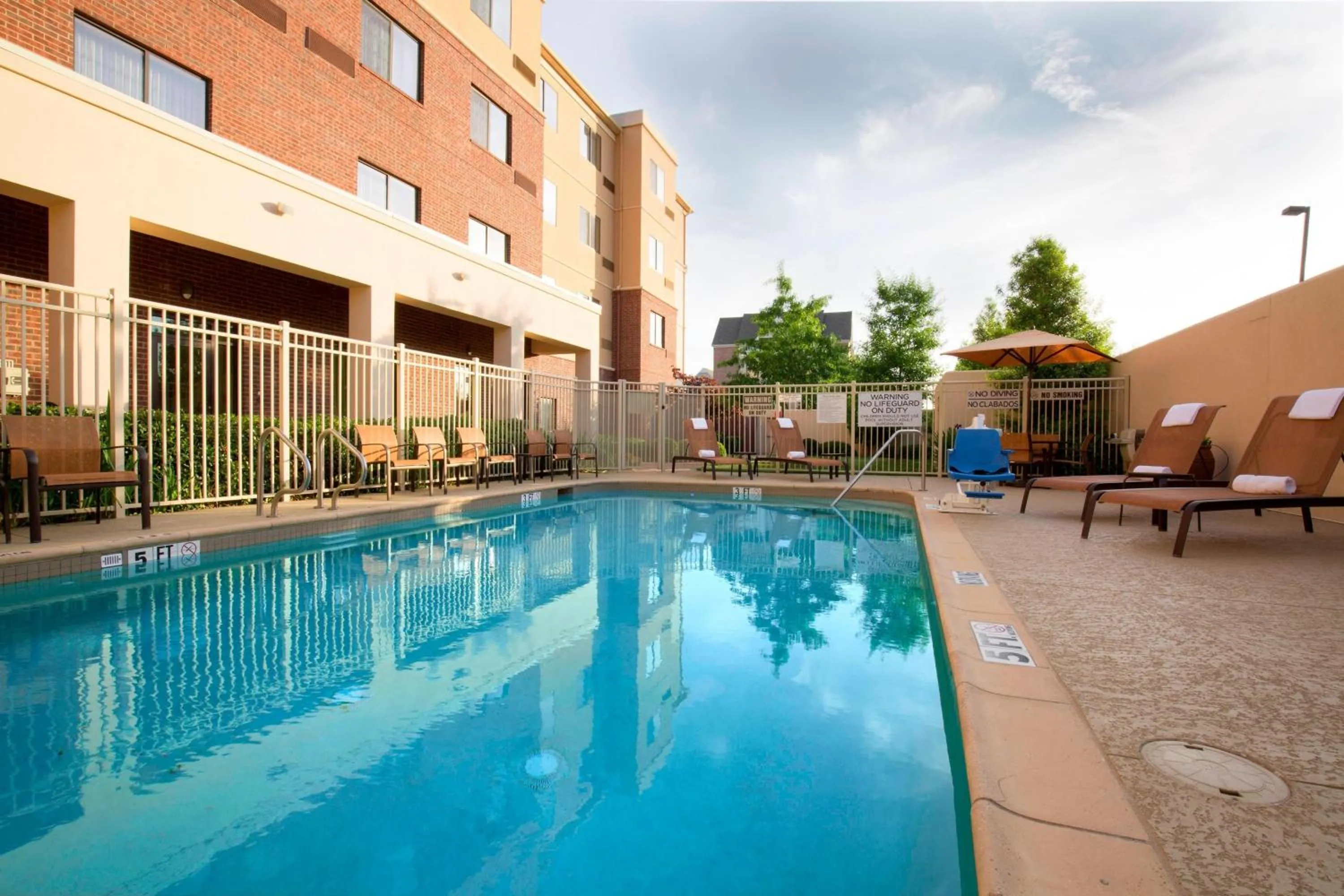 Swimming pool in Courtyard by Marriott Dallas Arlington South
