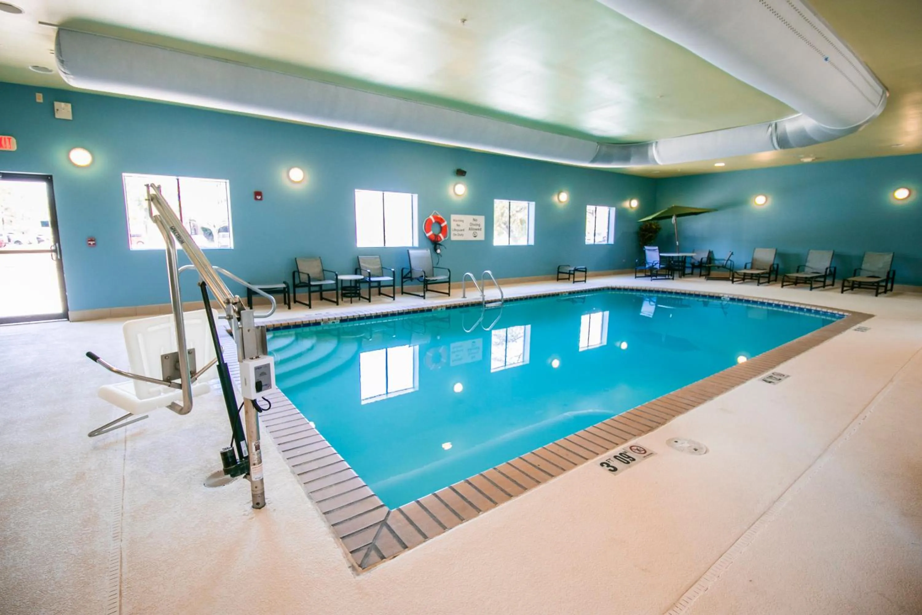 Swimming pool in Holiday Inn Express Hotel & Suites Baton Rouge -Port Allen by IHG