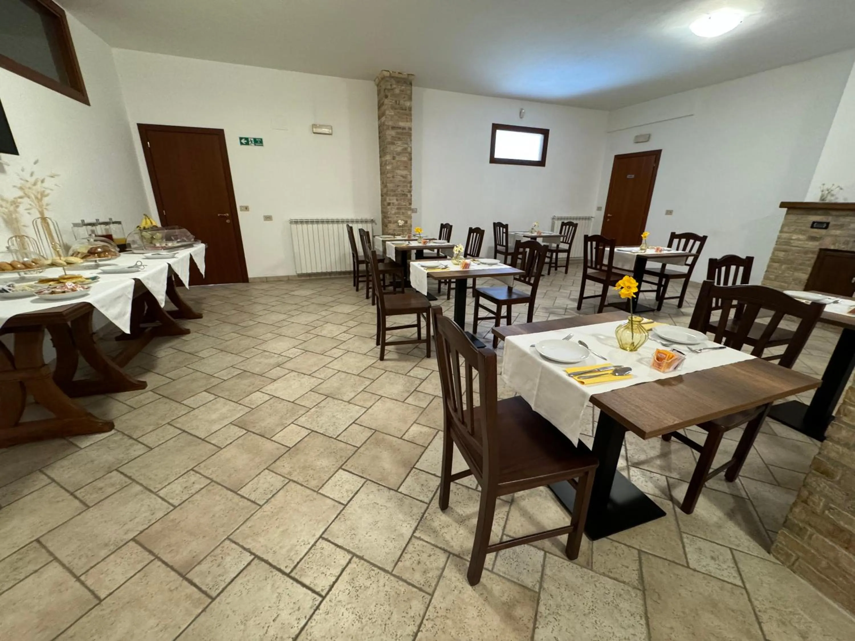 Breakfast in Villa Emilia