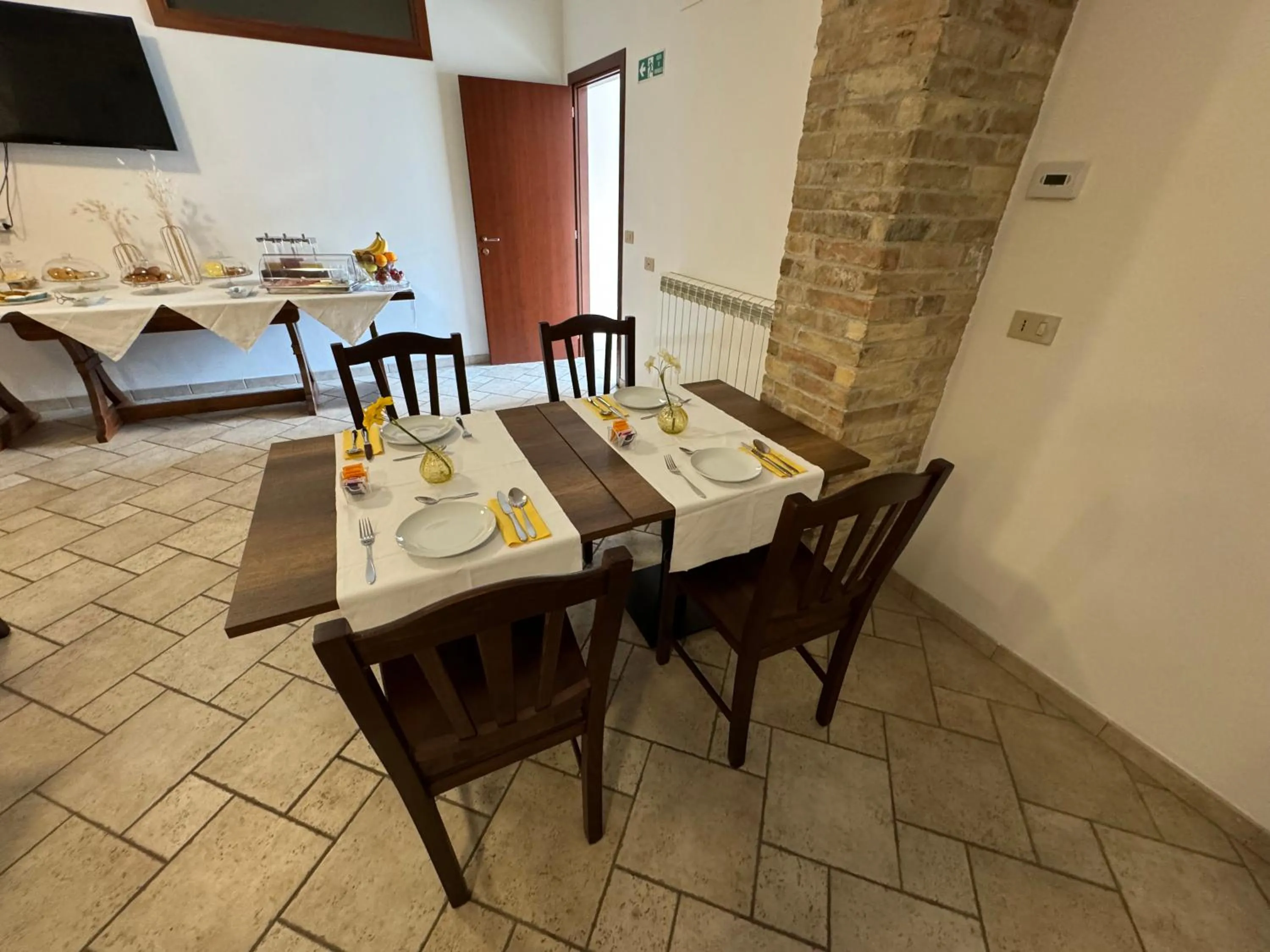 Breakfast in Villa Emilia