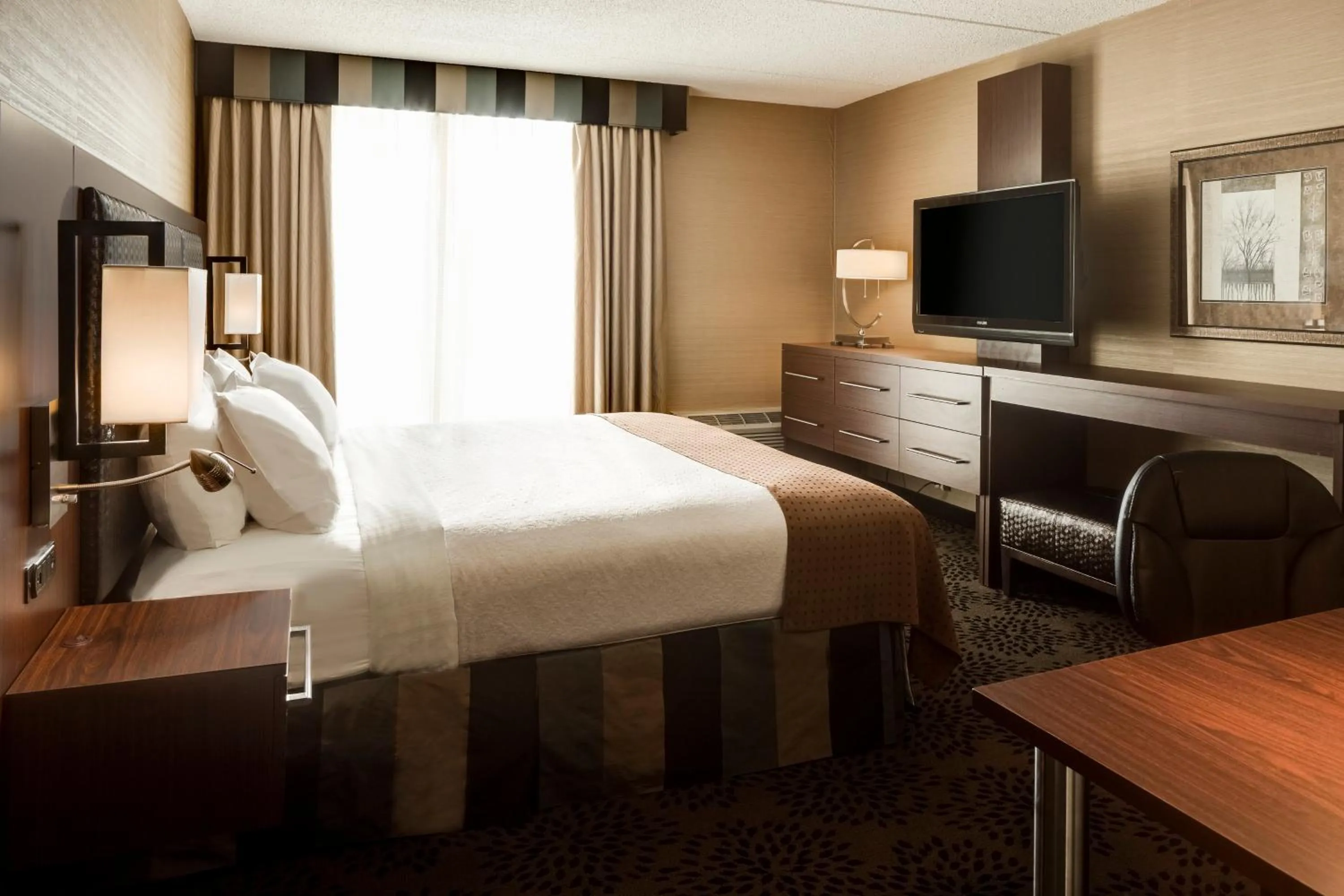 Photo of the whole room, Bed in Holiday Inn Hotel & Suites Des Moines-Northwest by IHG