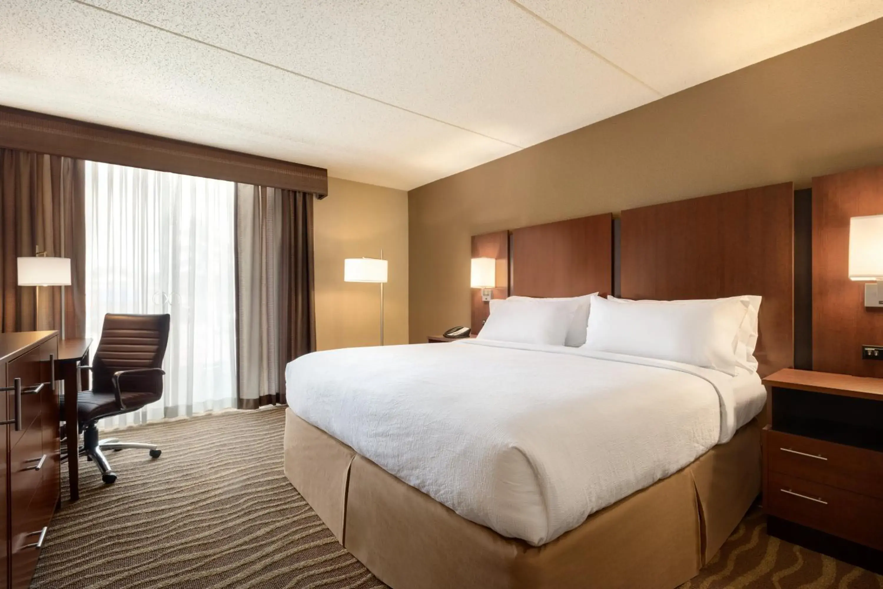 King Room - Mobility Access/Hearing Accessible in Holiday Inn Hotel & Suites Des Moines-Northwest by IHG King Room - Mobility Access/Hearing Accessible in Holiday Inn Hotel & Suites Des Moines-Northwest by IHG