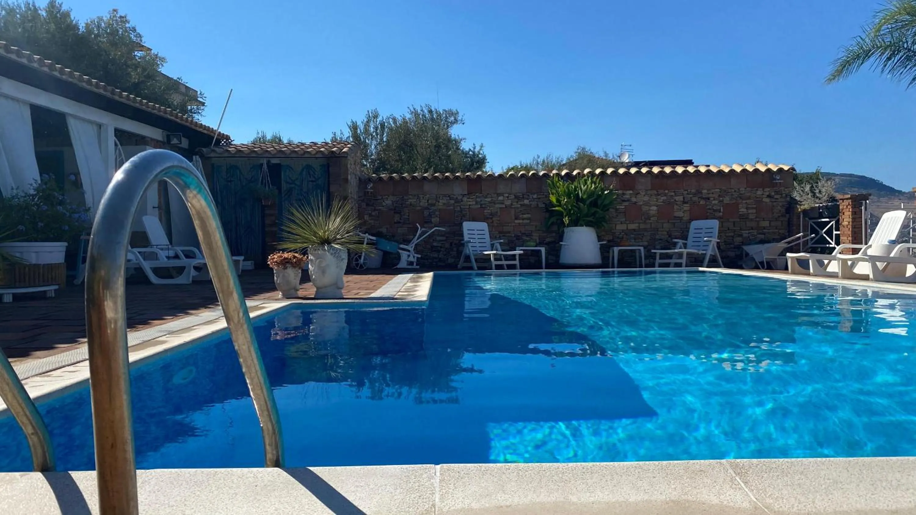 Swimming pool in B&B Sole e Luna