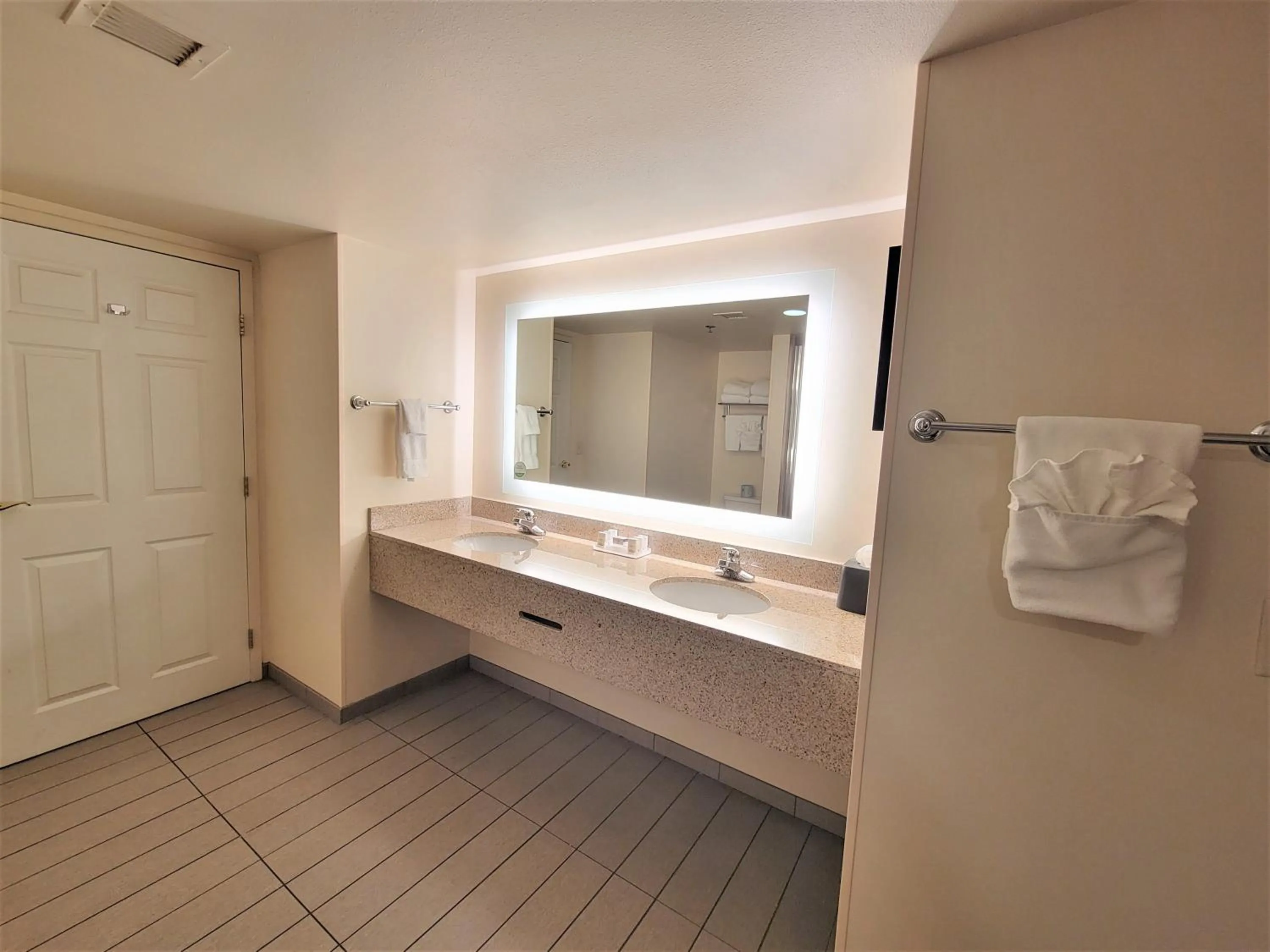 Photo of the whole room in Holiday Inn Hotel & Suites Ann Arbor University of Michigan Area by IHG