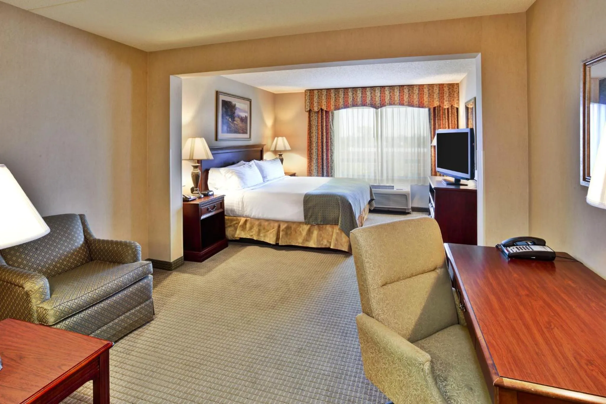 Photo of the whole room, Bed in Holiday Inn Hotel & Suites Ann Arbor University of Michigan Area by IHG