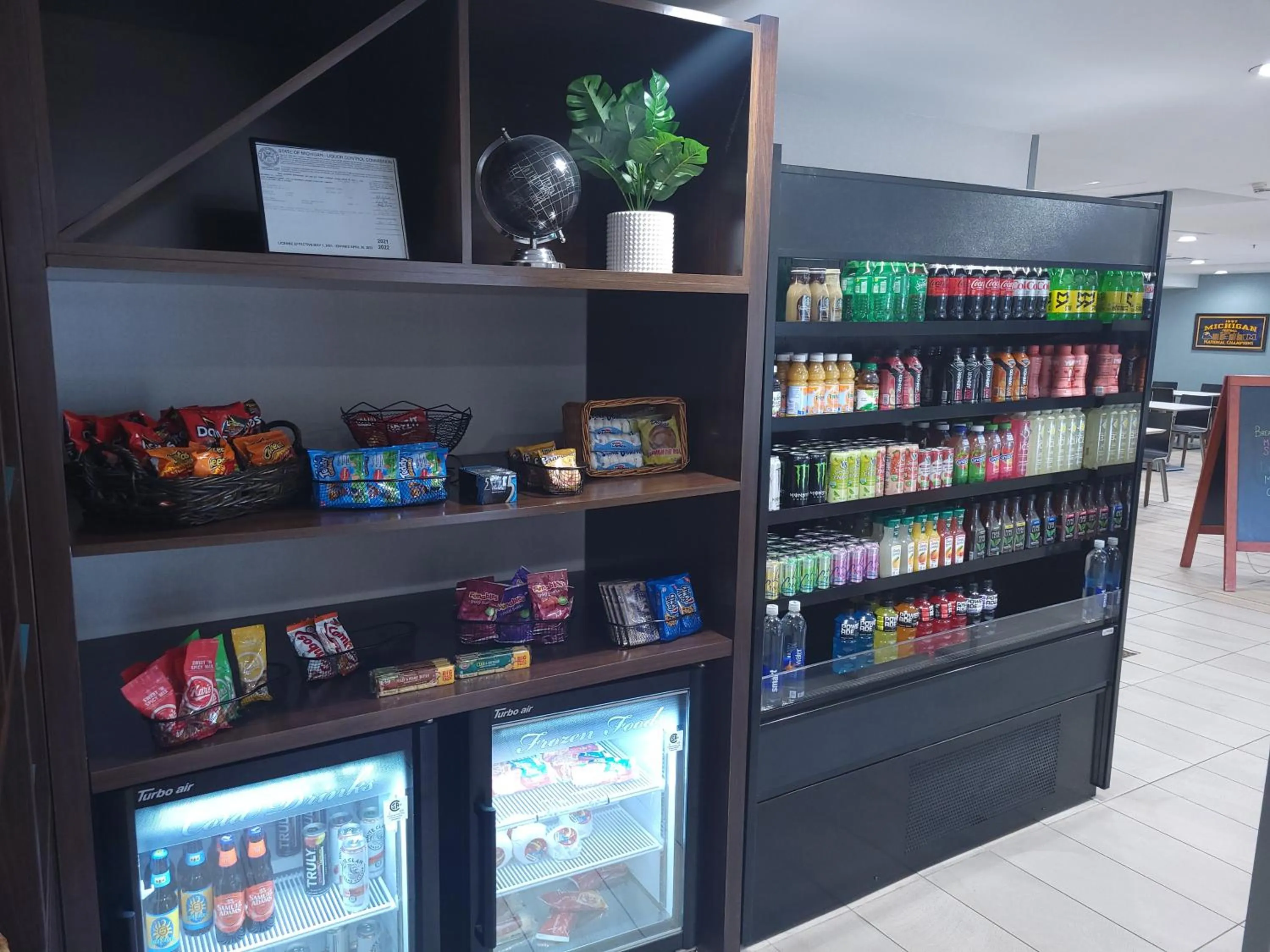 Food and drinks in Holiday Inn Hotel & Suites Ann Arbor University of Michigan Area by IHG