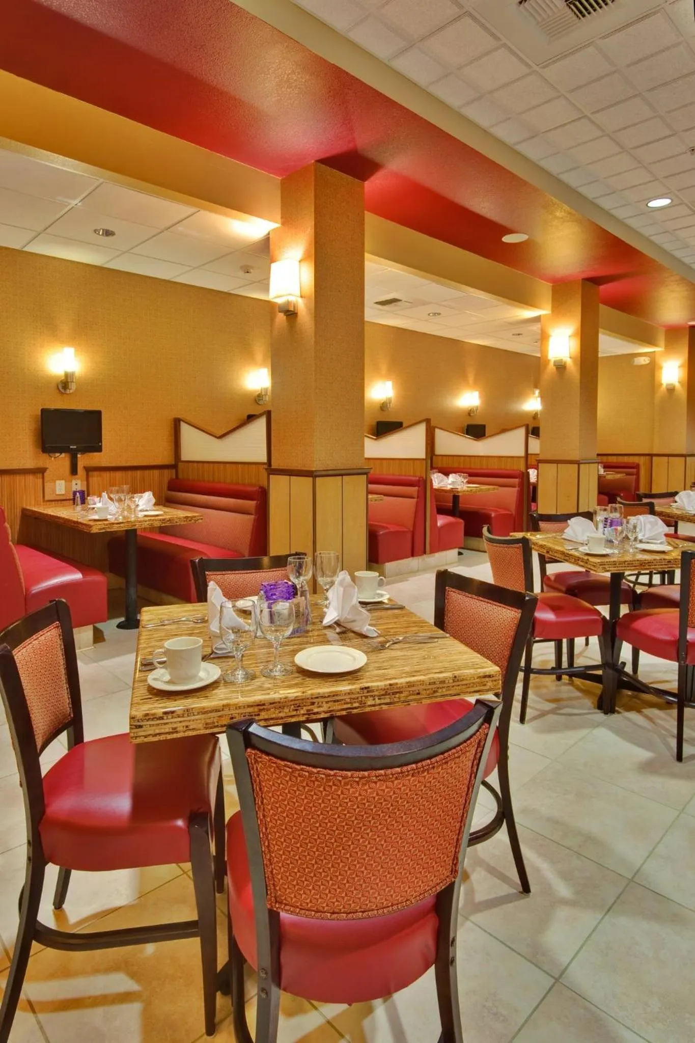 Restaurant/places to eat in Holiday Inn & Suites Bakersfield by IHG