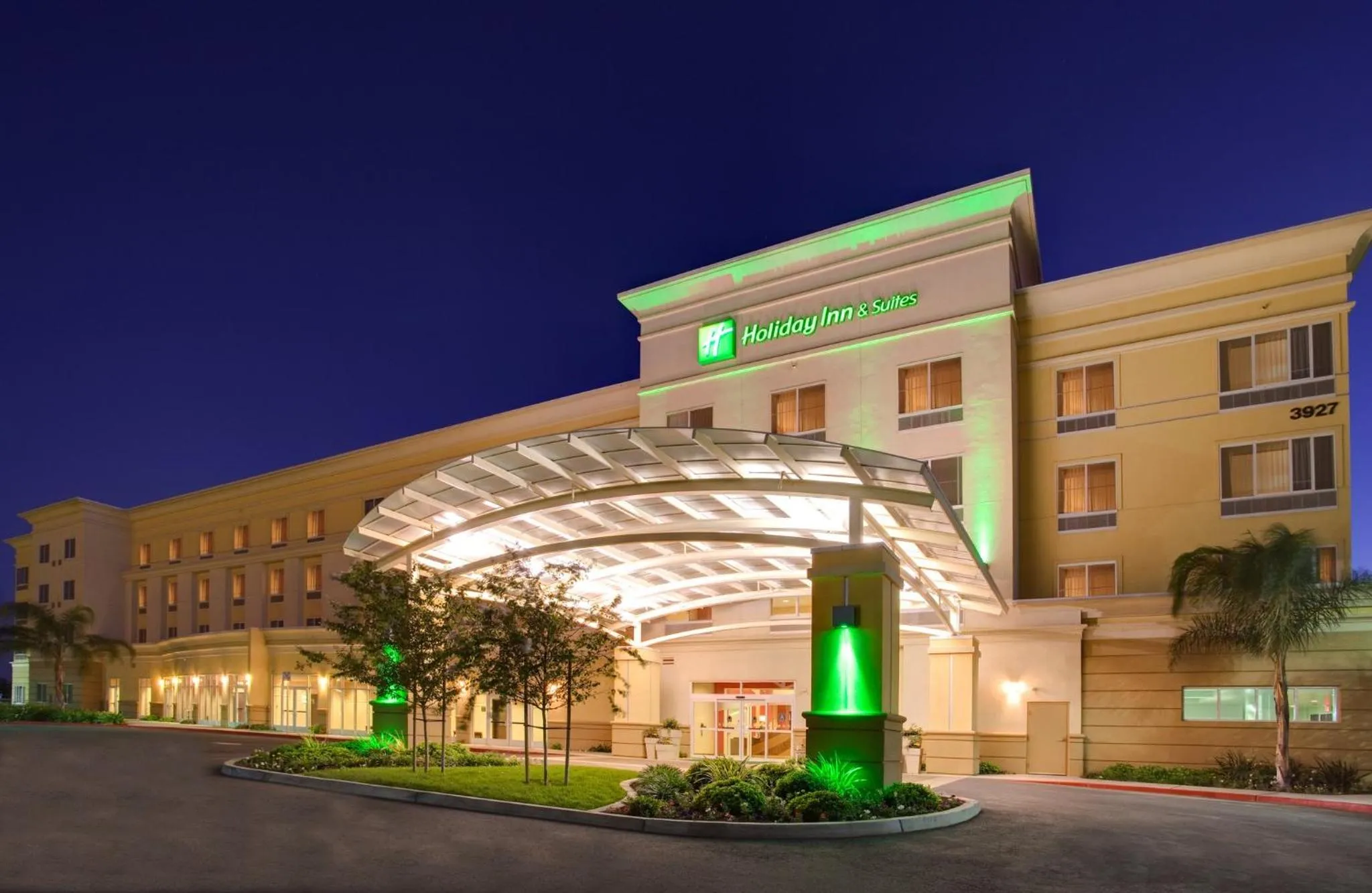 Property building in Holiday Inn & Suites Bakersfield by IHG