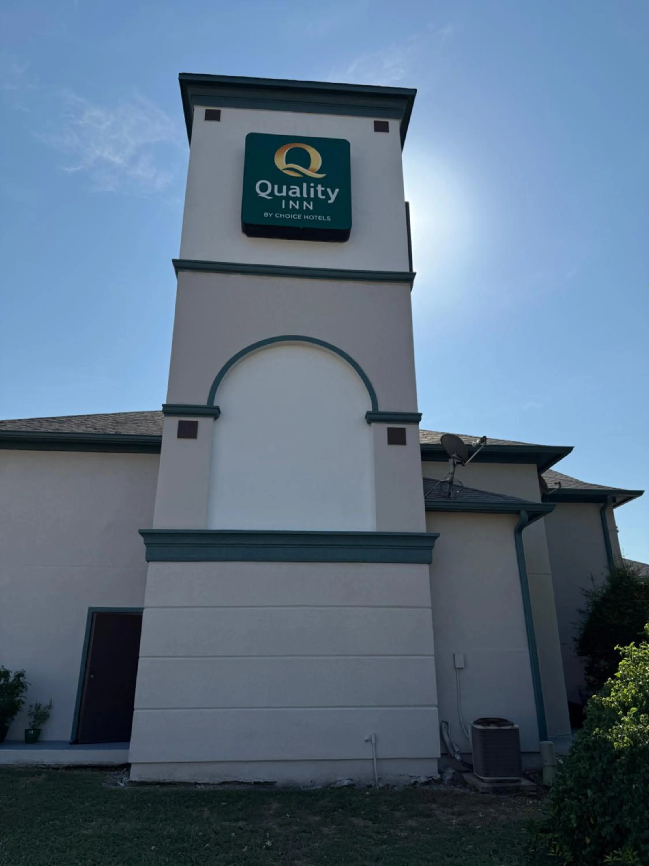 Property building in Quality Inn Hillsboro