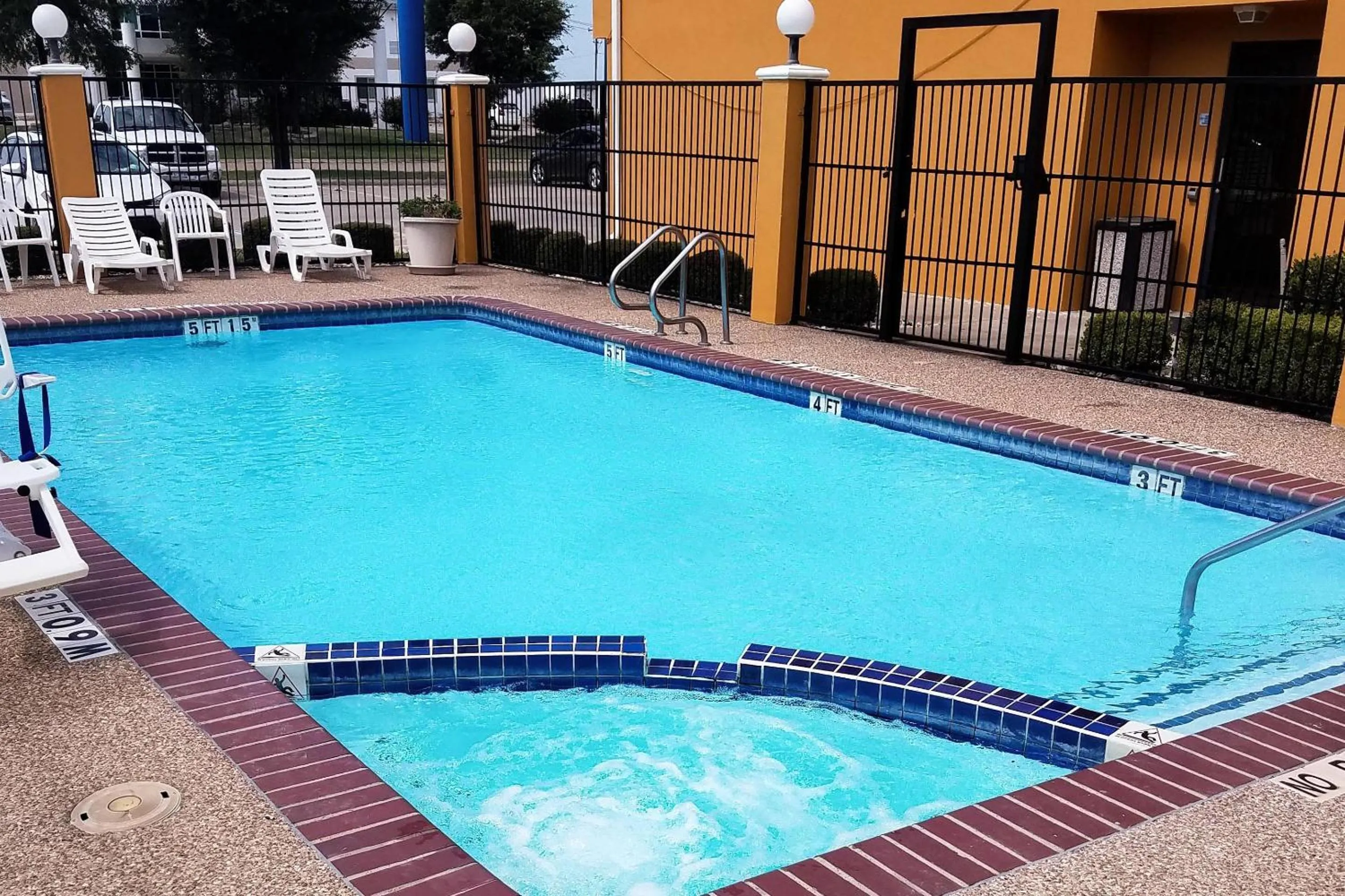 Swimming pool in Quality Inn Hillsboro