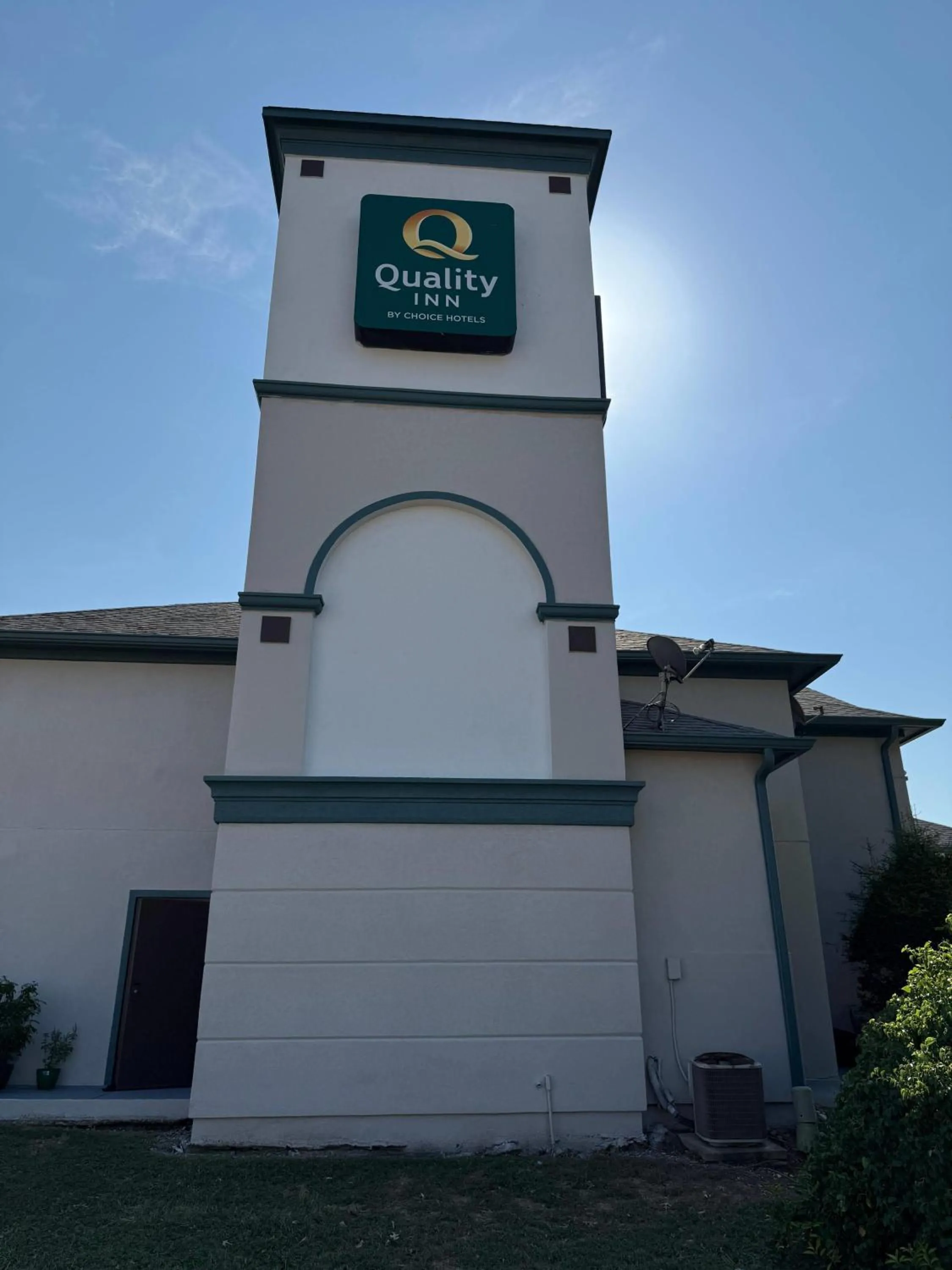 Property building in Quality Inn Hillsboro