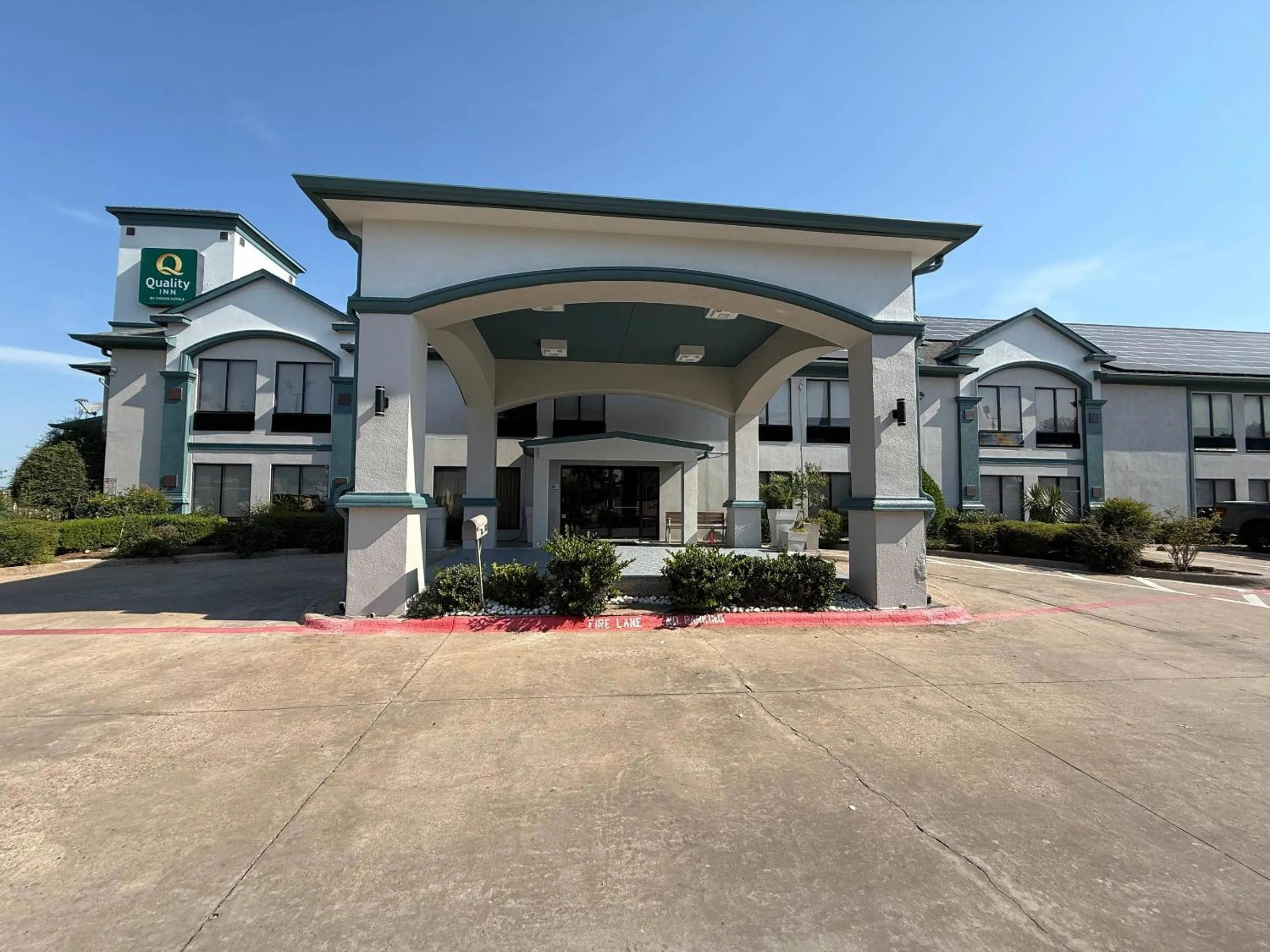 Property building in Quality Inn Hillsboro