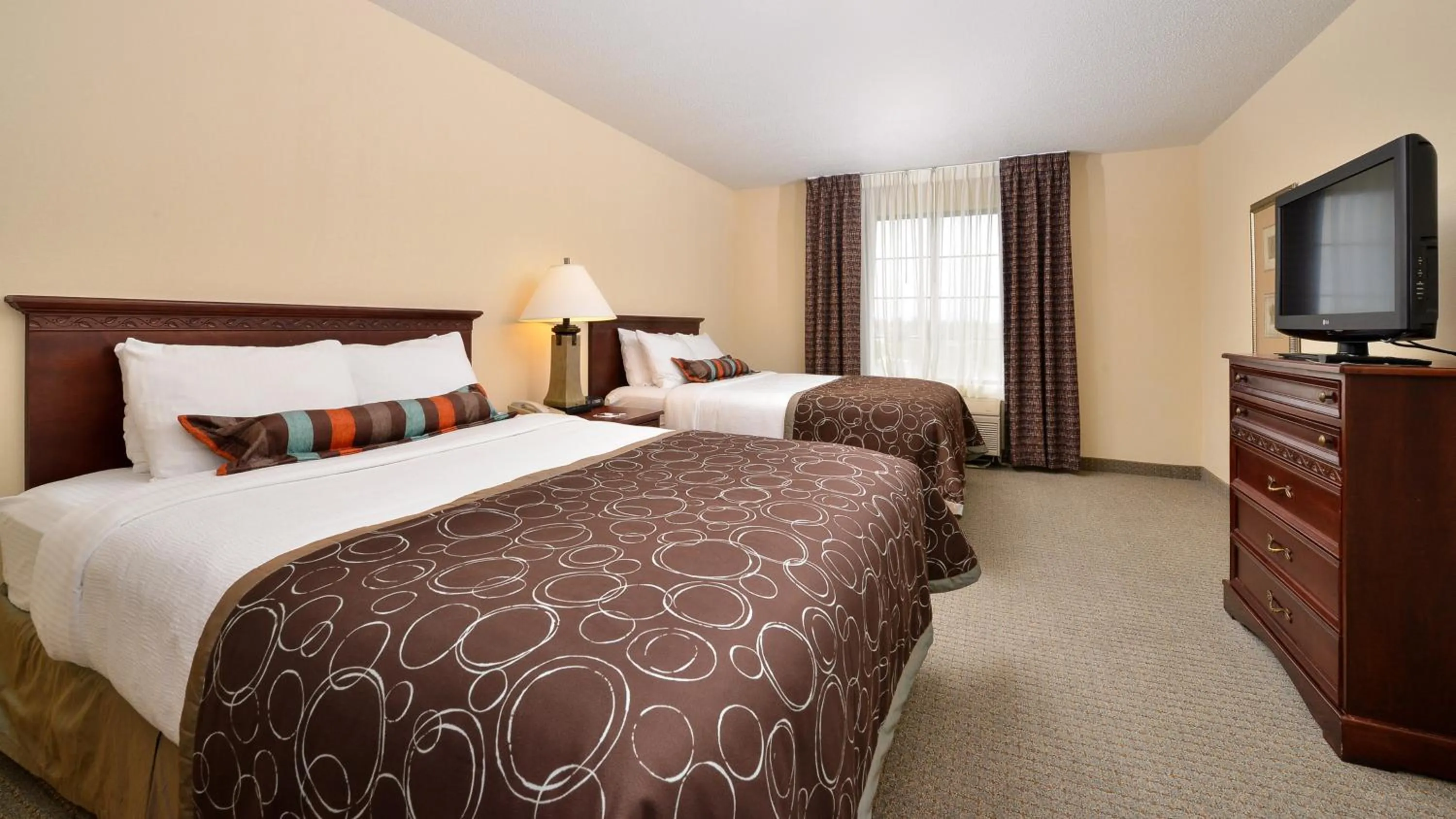 Photo of the whole room, Bed in Staybridge Suites West Des Moines by IHG