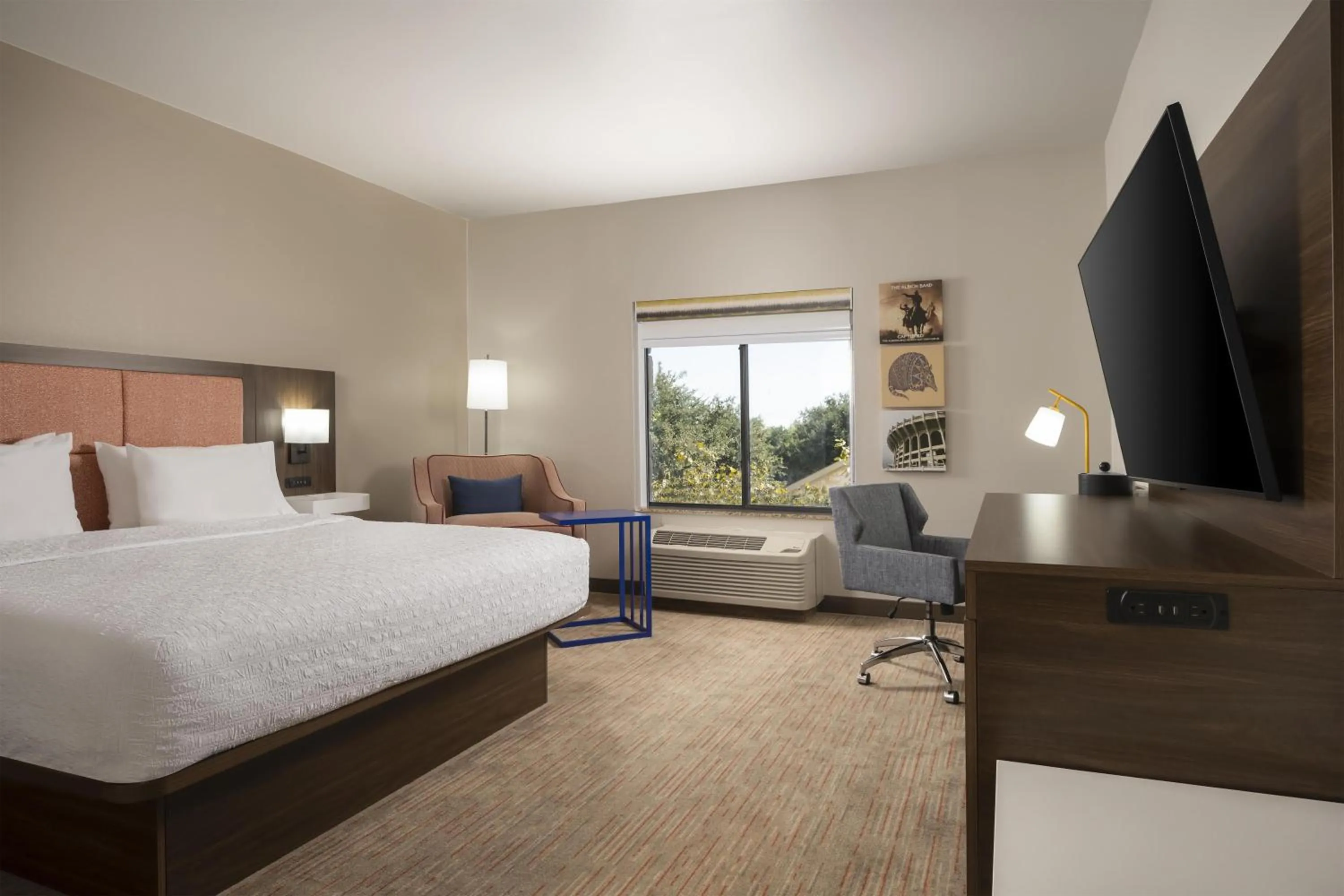 Bed in Hampton Inn & Suites - Mansfield