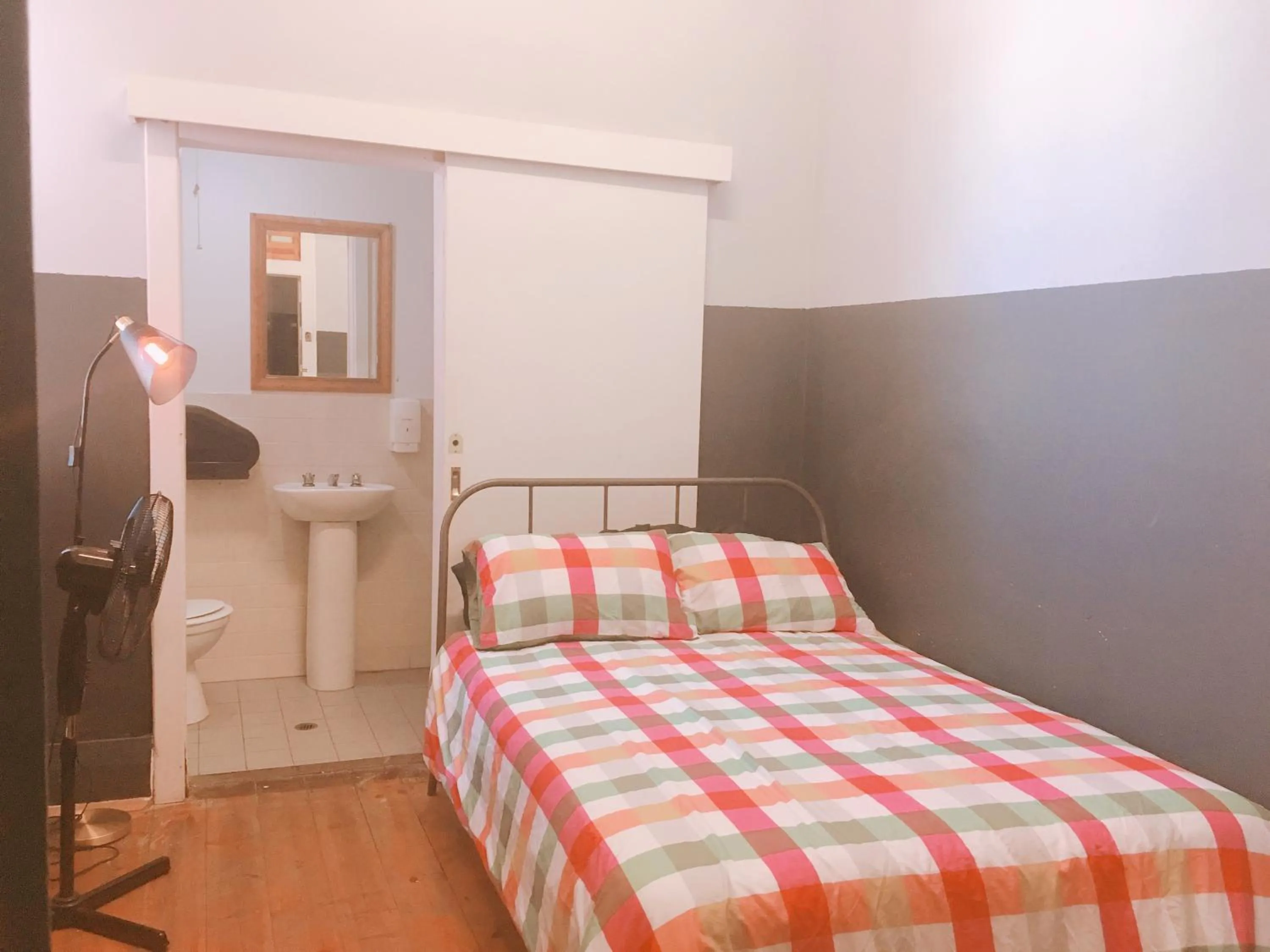 Bedroom, Bed in Sundancer Backpackers Hostel