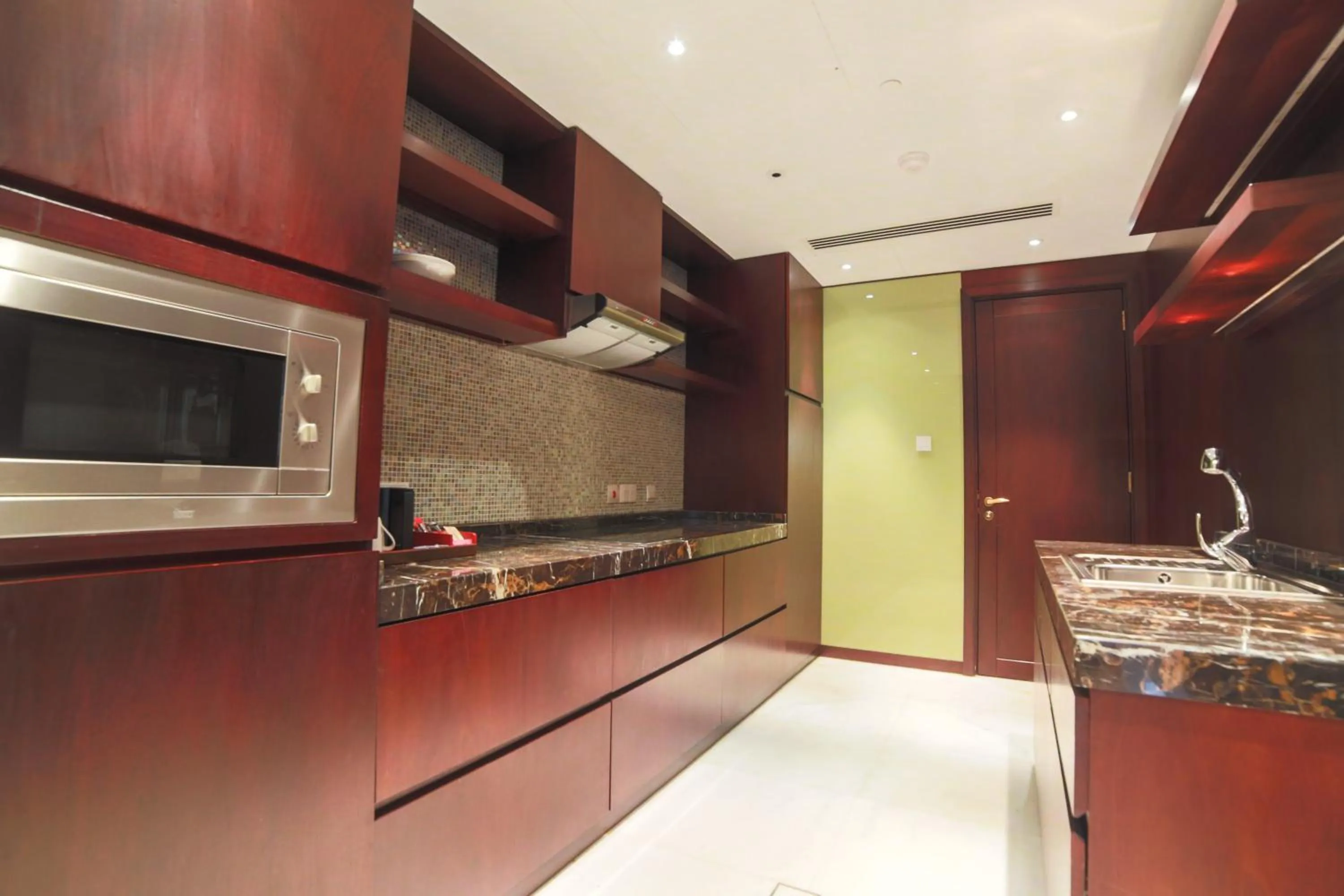 Coffee/tea facilities in Bab Al Qasr Residence