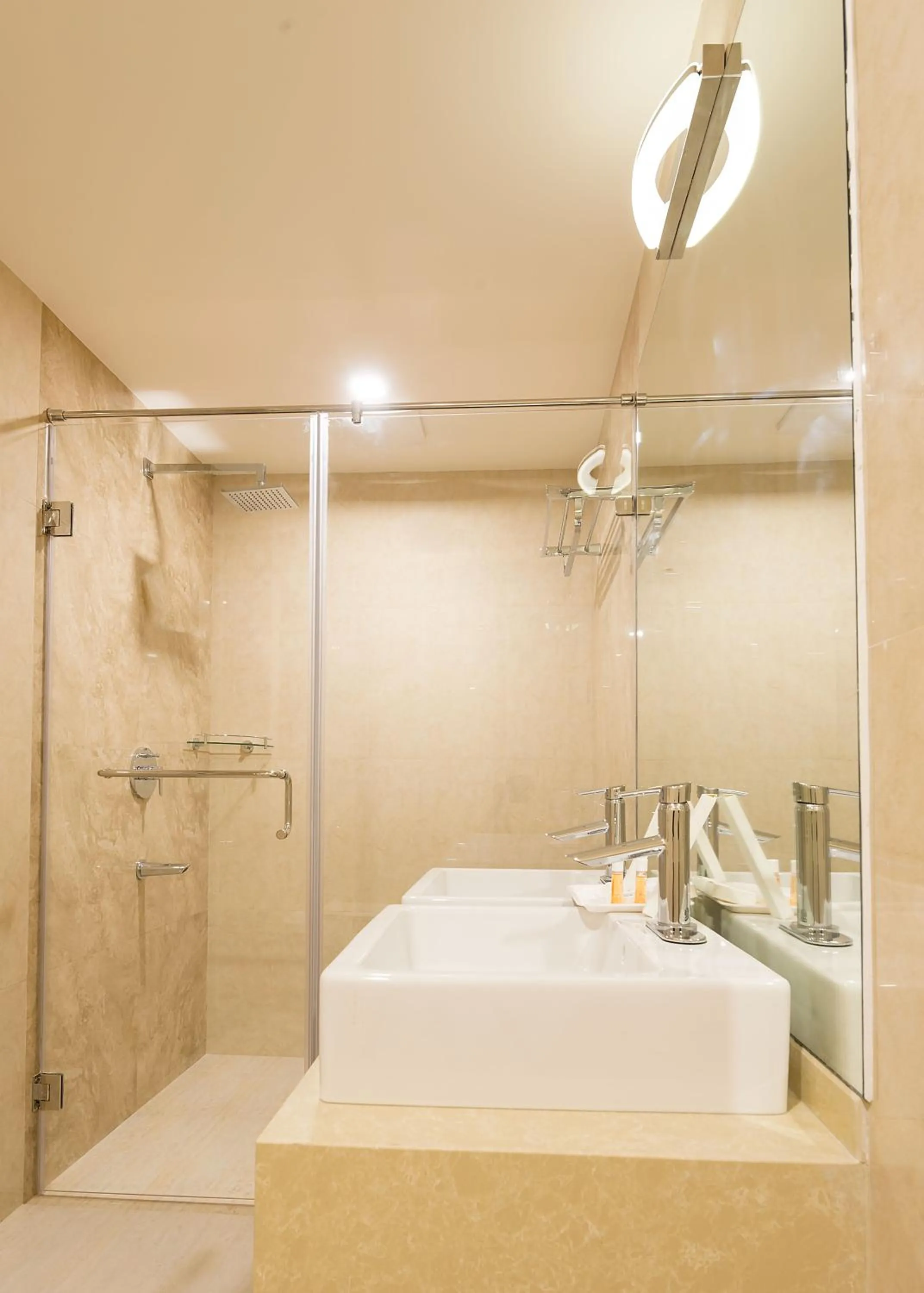 Shower in Hotel Chenthur Park