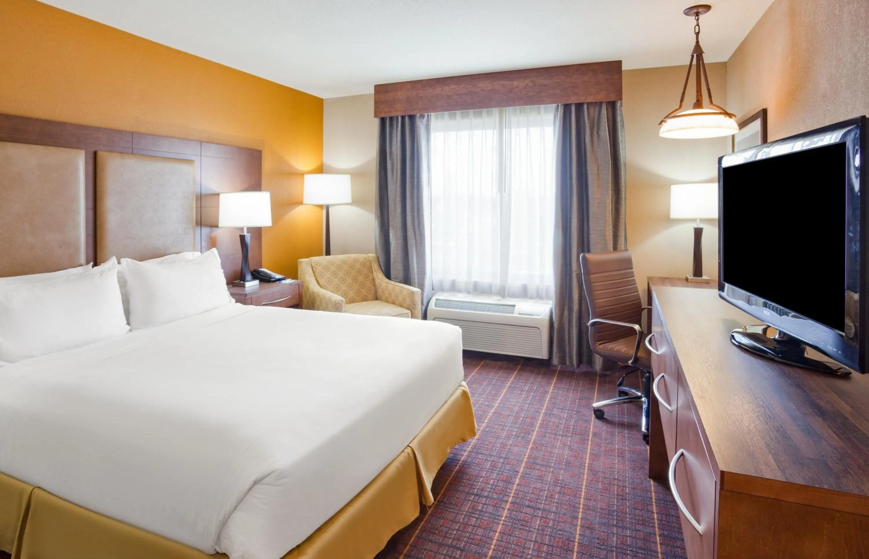 Photo of the whole room, Bed in Holiday Inn Express Hotel & Suites Brainerd-Baxter by IHG