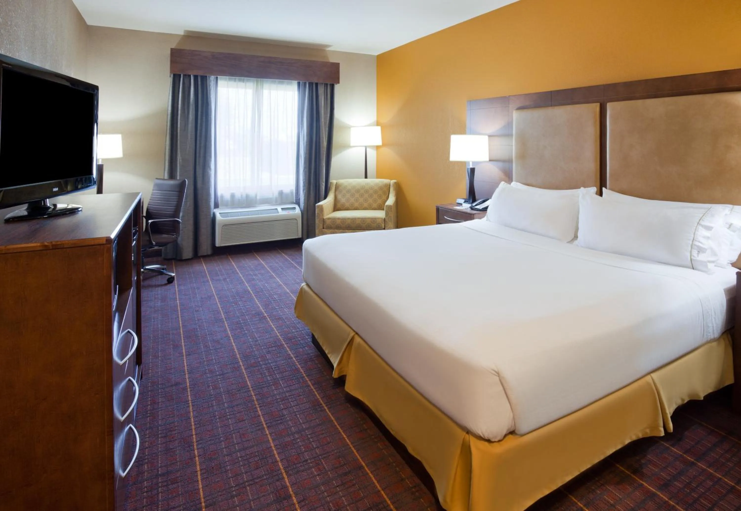 Photo of the whole room, Bed in Holiday Inn Express Hotel & Suites Brainerd-Baxter by IHG