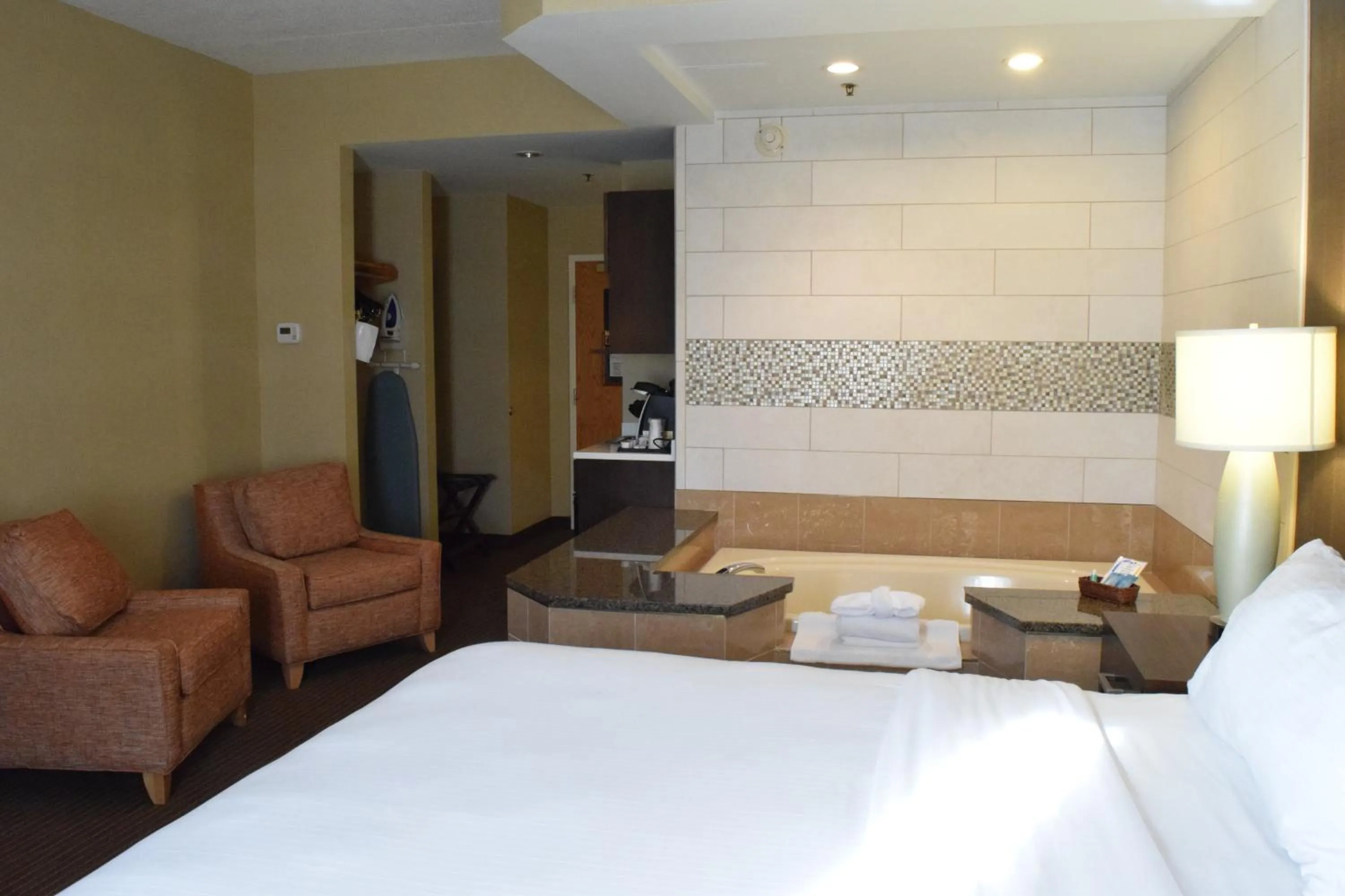 Photo of the whole room, Bed in Holiday Inn Express Hotel & Suites Watertown - Thousand Islands by IHG