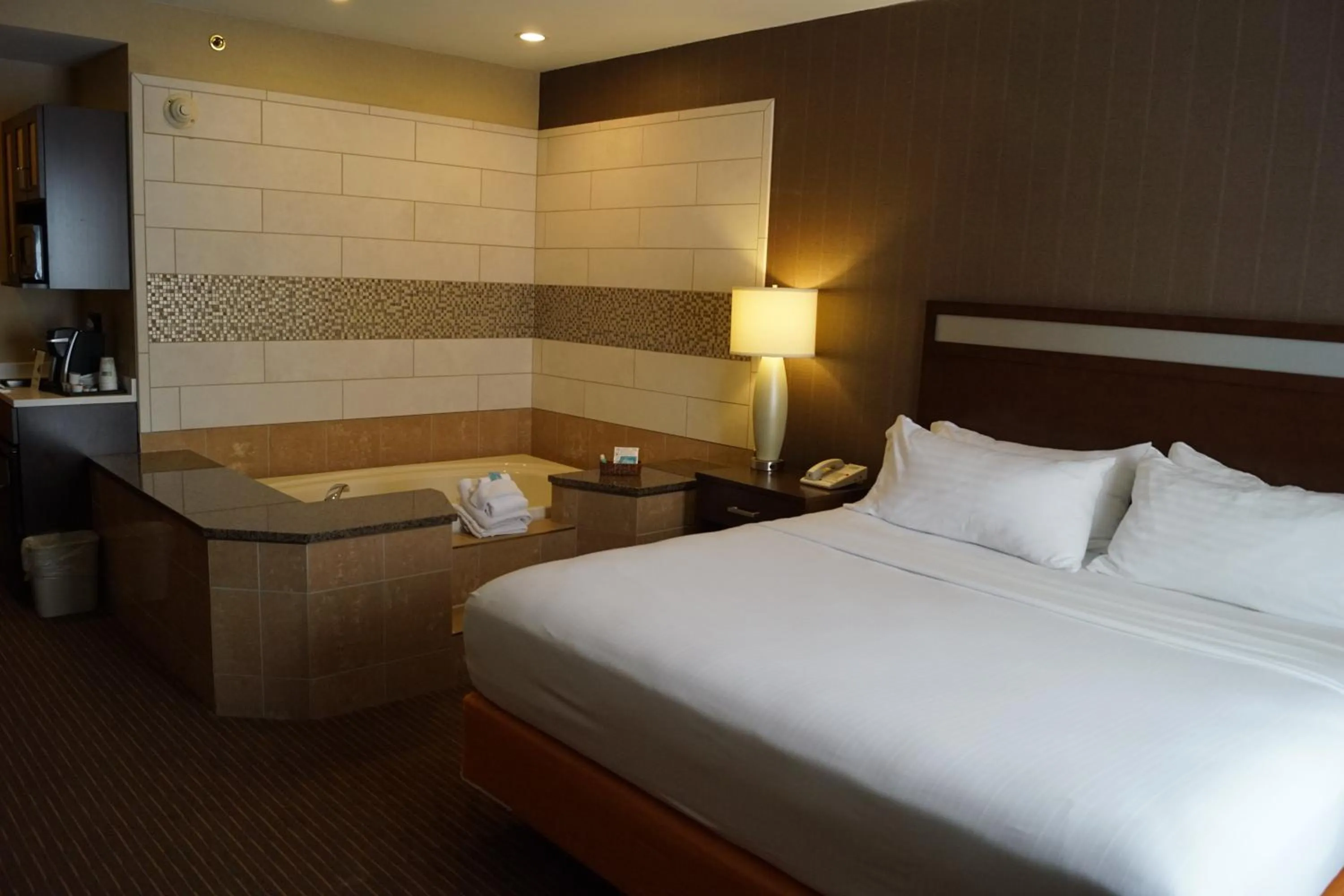 Photo of the whole room, Bed in Holiday Inn Express Hotel & Suites Watertown - Thousand Islands by IHG