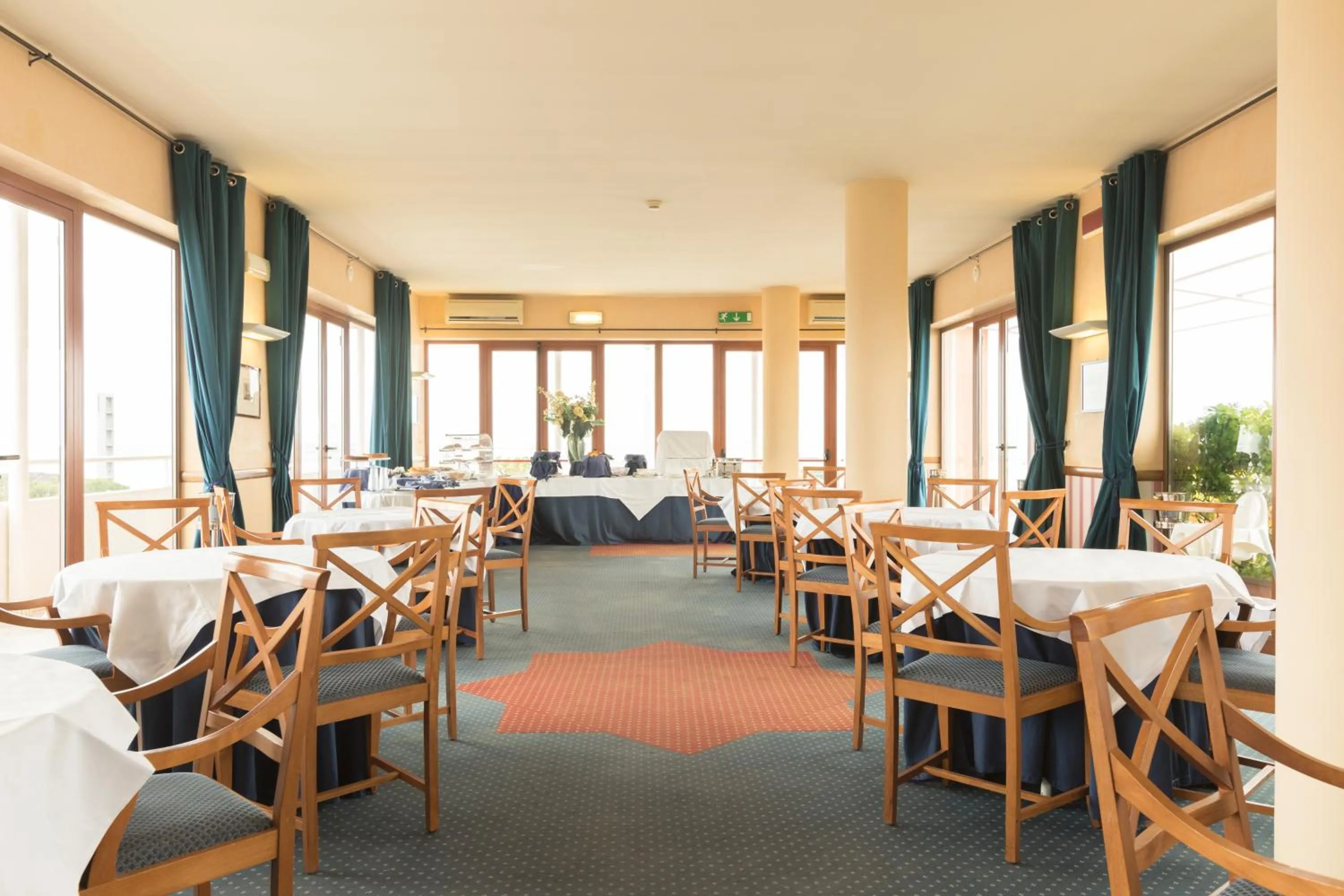 Restaurant/places to eat, Bed in Hotel La Baia