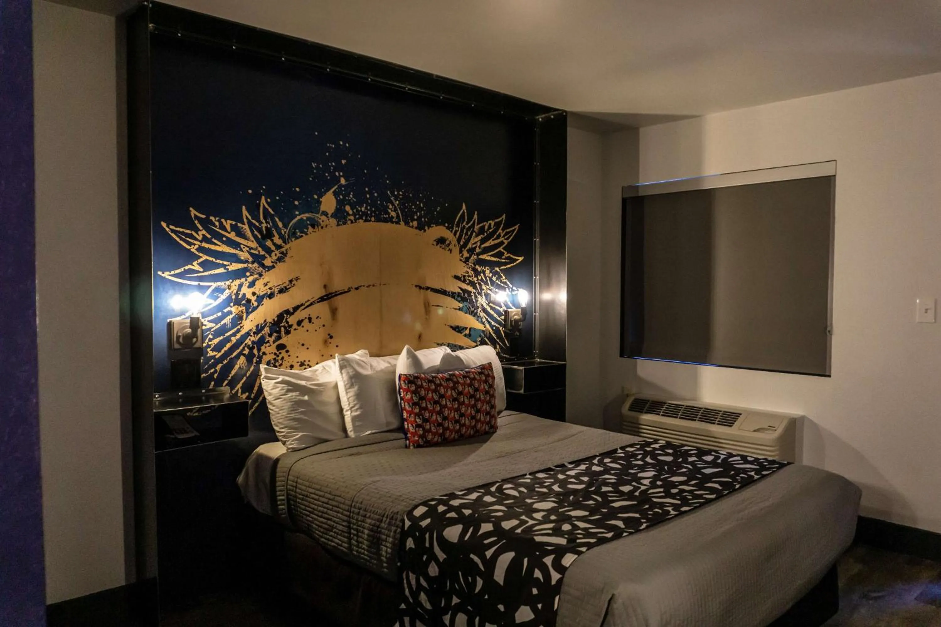 Photo of the whole room, Bed in Downtown Phoenix Hotel