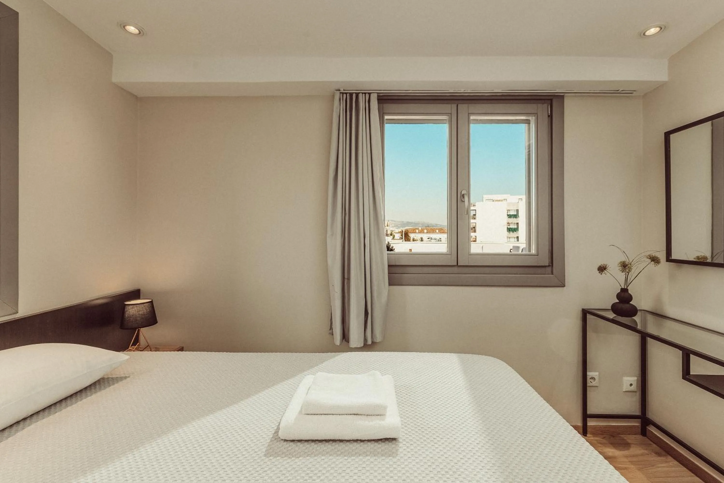 Bedroom, Bed in Suitas