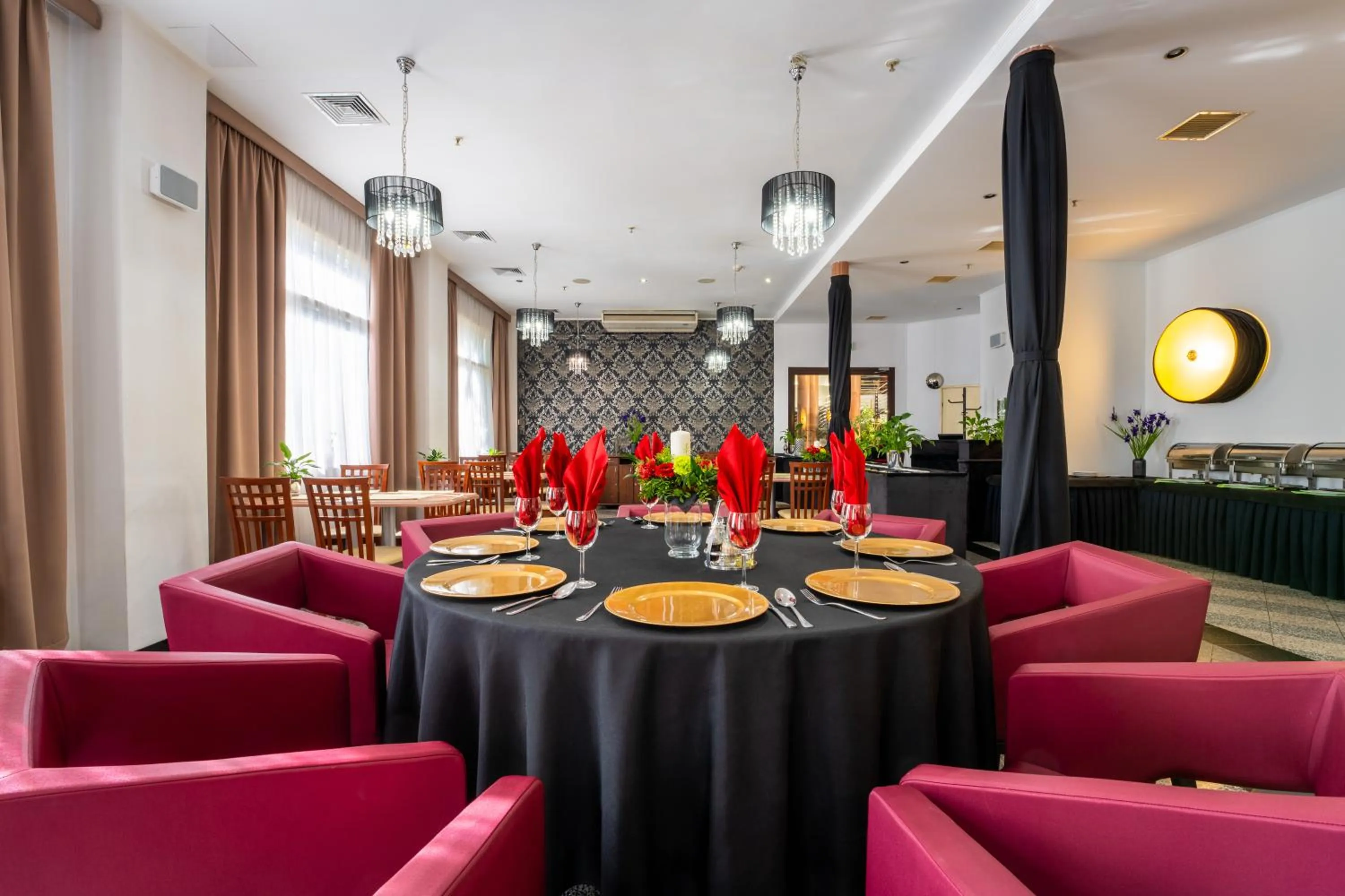 Restaurant/places to eat in Hotel 500