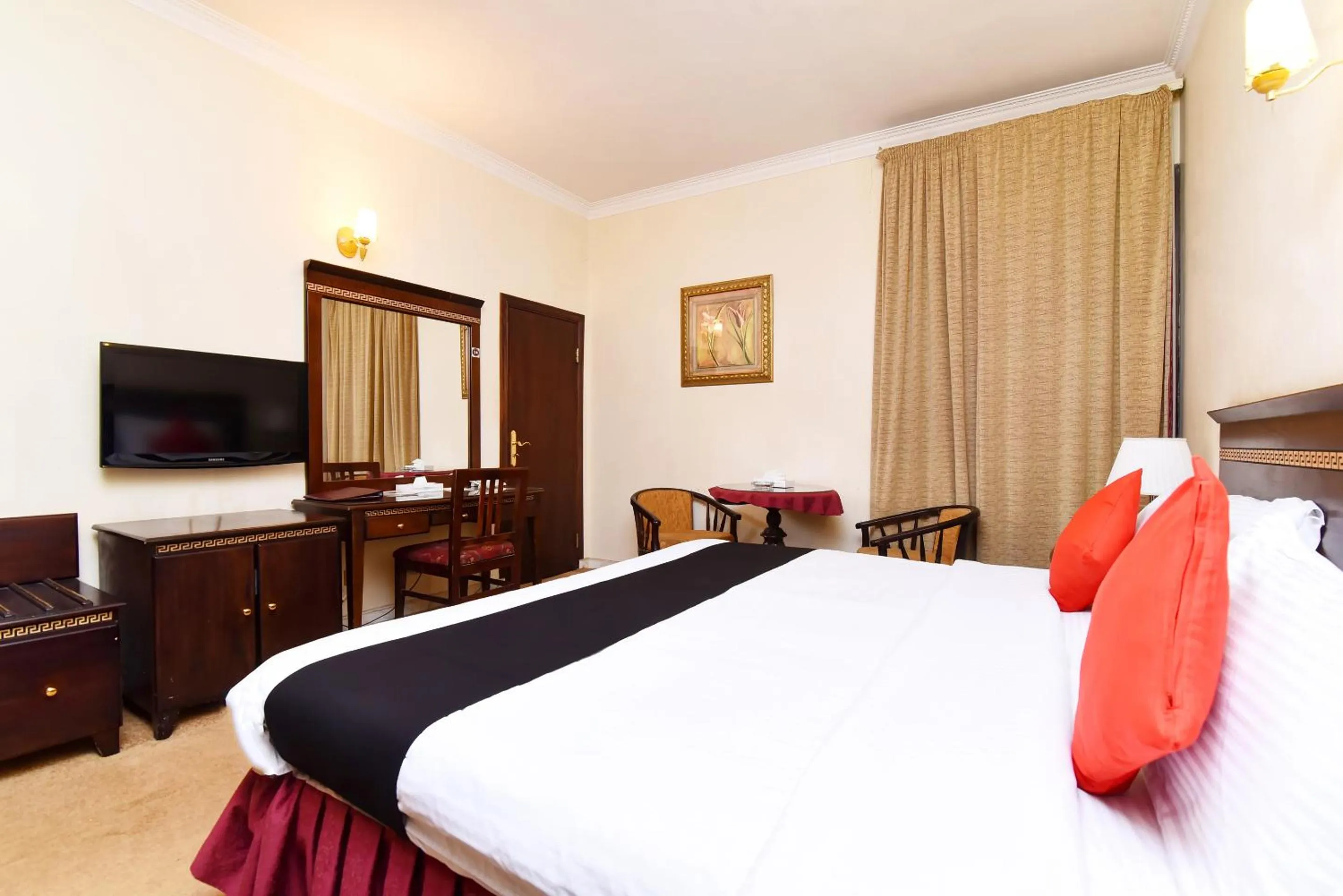 Bedroom, TV/Entertainment Center in Capital O 419 Al Safeer Hotel