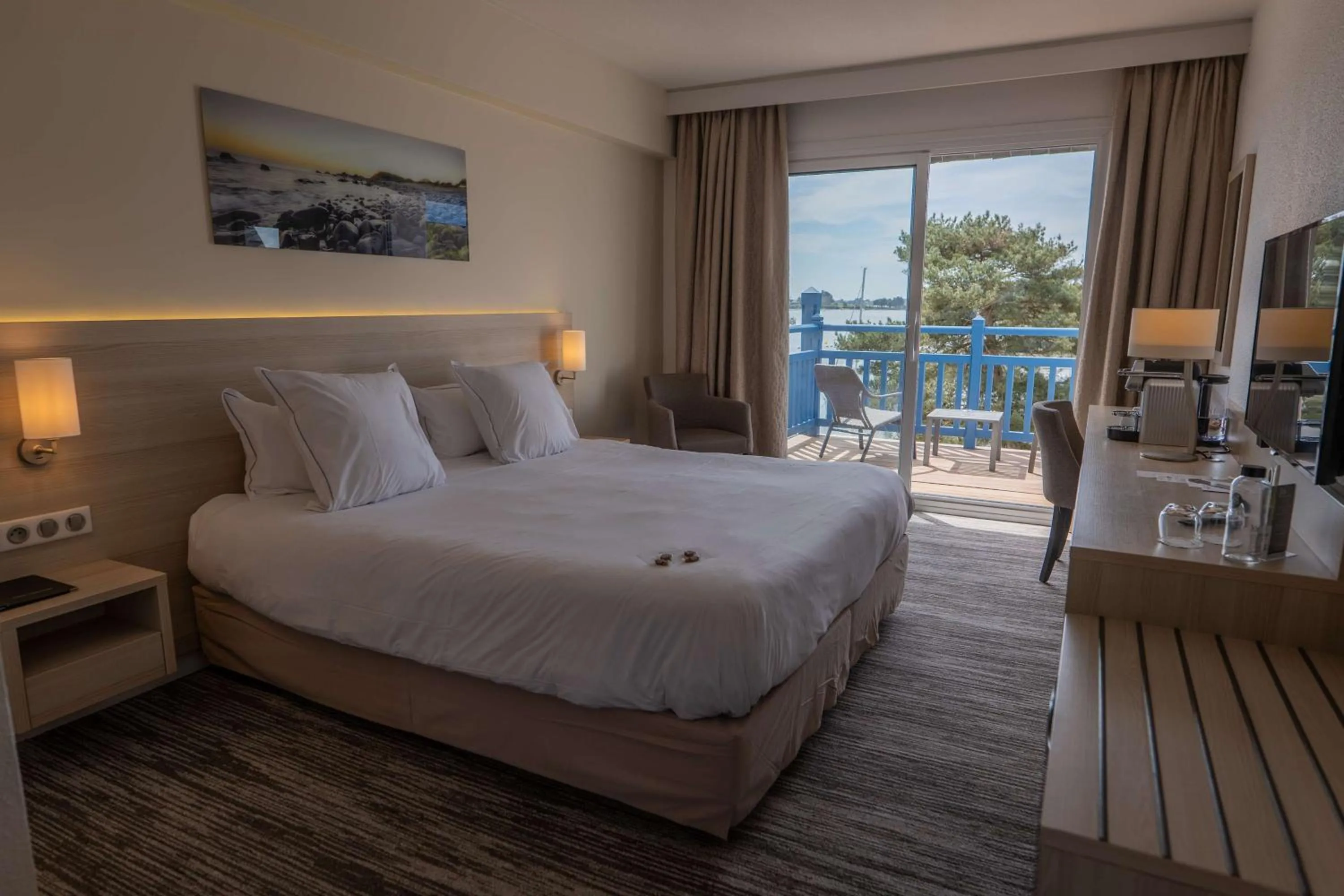 Photo of the whole room, Bed in Best Western Plus Le Roof Vannes Bord de Mer