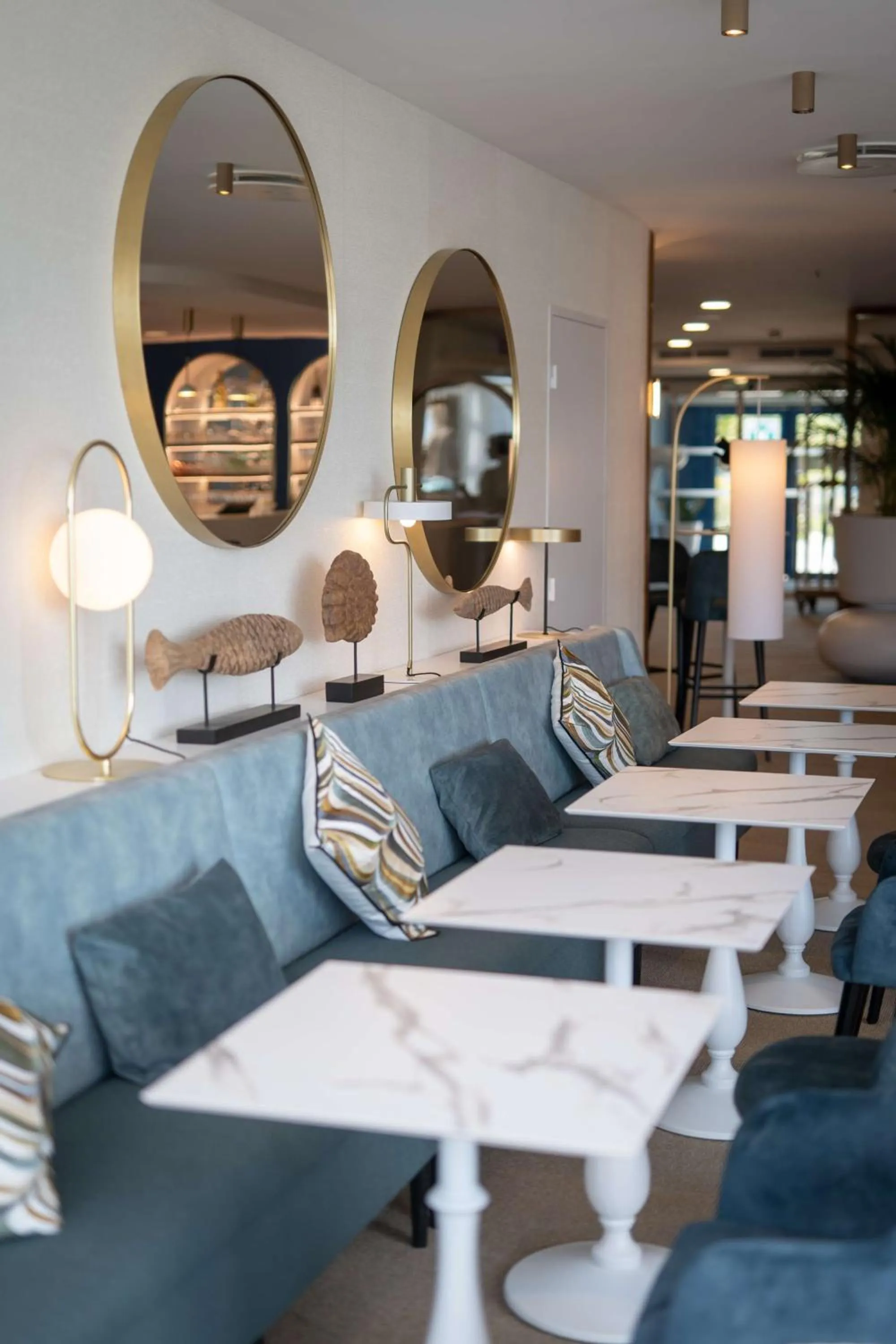 Lounge or bar in Best Western Plus Le Roof Vannes Bord de Mer